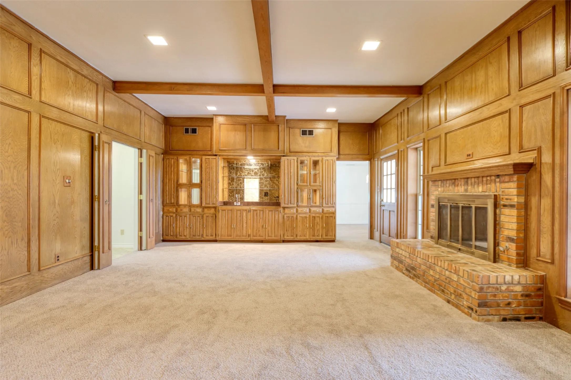 Single Family Residence For Sale in Ellis County , 1113 Mockingbird Circle, Ennis, Texas 75119, 4 Bedroom, 3 Bathroom, 3 Garage spaces, 3,338 Sqft, built in 1976, mls#21274496, Real Estate Agent in Ennis, Homes For Sale in Ellis county, Homes For Sale in Ennis, Realtor in Ennis Texas, Real Estate Brokerage Independent Realty Texas, Luminita Cordes Realtor