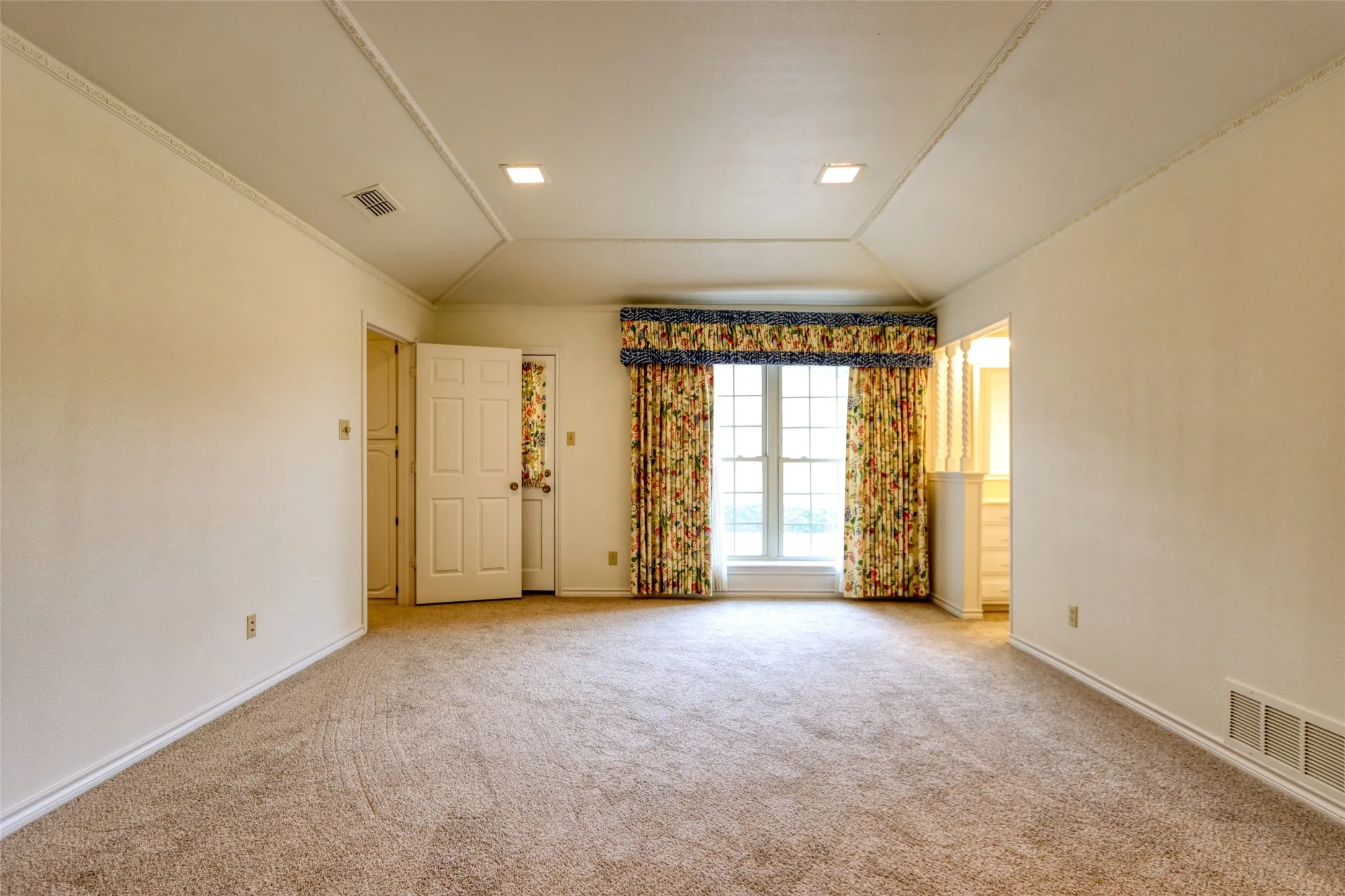Single Family Residence For Sale in Ellis County , 1113 Mockingbird Circle, Ennis, Texas 75119, 4 Bedroom, 3 Bathroom, 3 Garage spaces, 3,338 Sqft, built in 1976, mls#21274496, Real Estate Agent in Ennis, Homes For Sale in Ellis county, Homes For Sale in Ennis, Realtor in Ennis Texas, Real Estate Brokerage Independent Realty Texas, Luminita Cordes Realtor