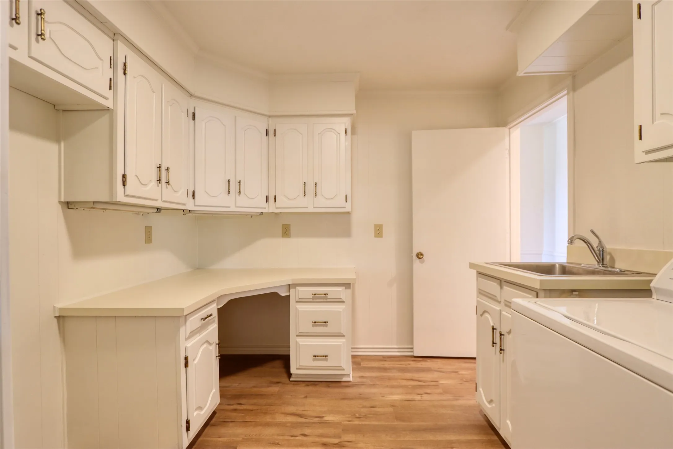 Single Family Residence For Sale in Ellis County , 1113 Mockingbird Circle, Ennis, Texas 75119, 4 Bedroom, 3 Bathroom, 3 Garage spaces, 3,338 Sqft, built in 1976, mls#21274496, Real Estate Agent in Ennis, Homes For Sale in Ellis county, Homes For Sale in Ennis, Realtor in Ennis Texas, Real Estate Brokerage Independent Realty Texas, Luminita Cordes Realtor
