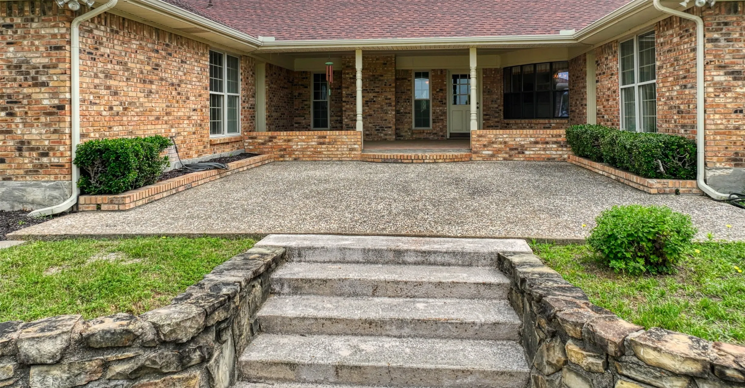 Single Family Residence For Sale in Ellis County , 1113 Mockingbird Circle, Ennis, Texas 75119, 4 Bedroom, 3 Bathroom, 3 Garage spaces, 3,338 Sqft, built in 1976, mls#21274496, Real Estate Agent in Ennis, Homes For Sale in Ellis county, Homes For Sale in Ennis, Realtor in Ennis Texas, Real Estate Brokerage Independent Realty Texas, Luminita Cordes Realtor