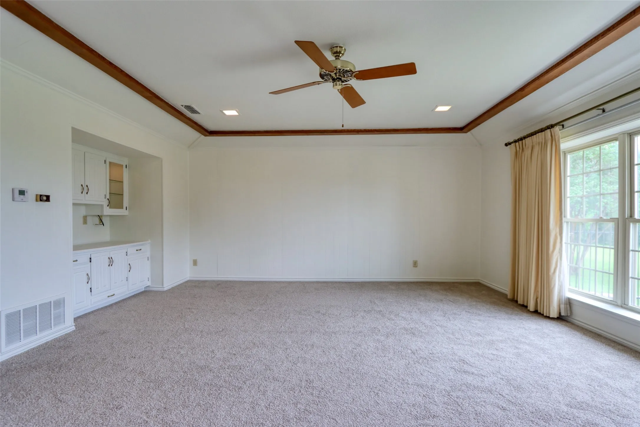 Single Family Residence For Sale in Ellis County , 1113 Mockingbird Circle, Ennis, Texas 75119, 4 Bedroom, 3 Bathroom, 3 Garage spaces, 3,338 Sqft, built in 1976, mls#21274496, Real Estate Agent in Ennis, Homes For Sale in Ellis county, Homes For Sale in Ennis, Realtor in Ennis Texas, Real Estate Brokerage Independent Realty Texas, Luminita Cordes Realtor