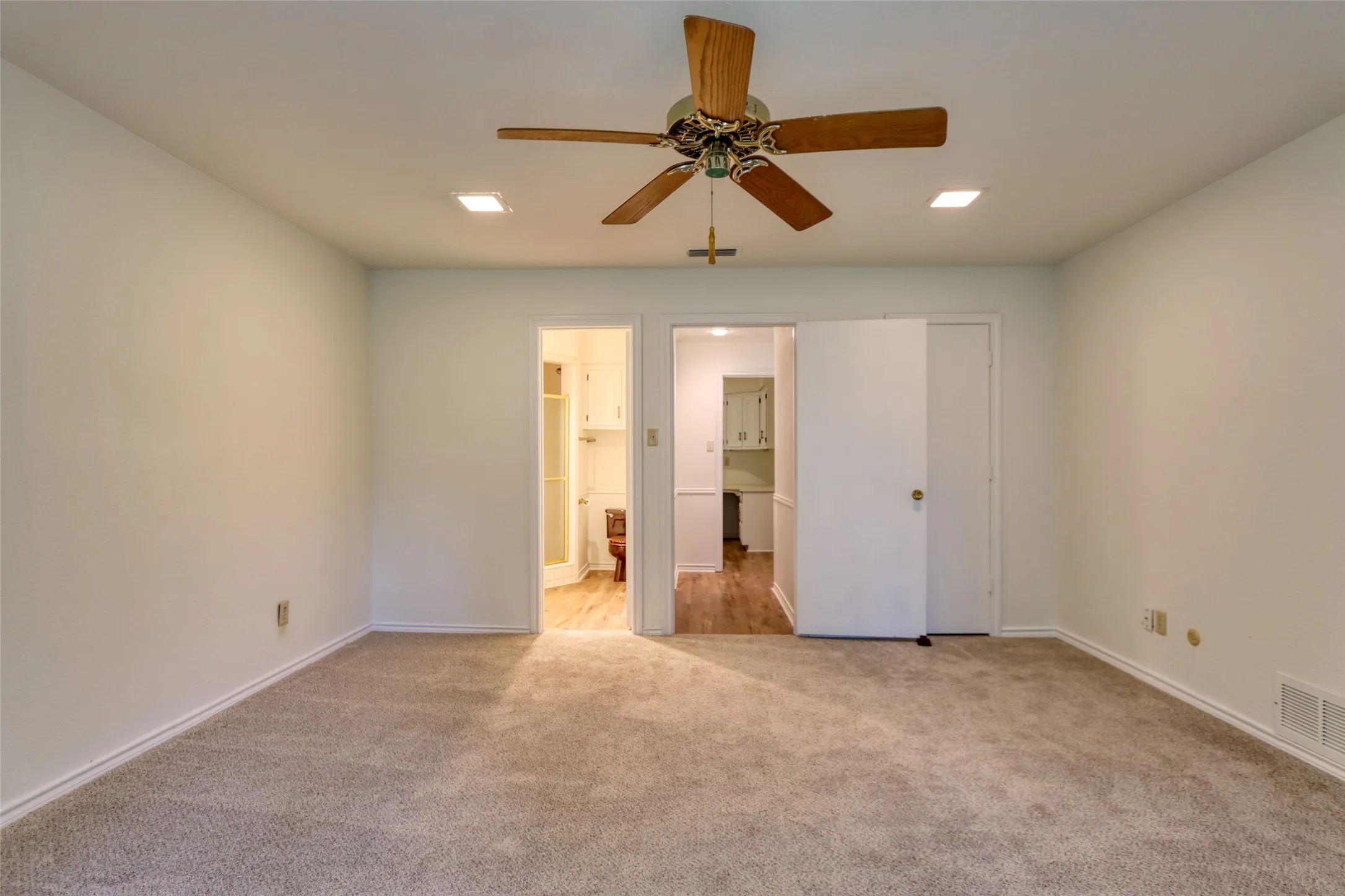 Single Family Residence For Sale in Ellis County , 1113 Mockingbird Circle, Ennis, Texas 75119, 4 Bedroom, 3 Bathroom, 3 Garage spaces, 3,338 Sqft, built in 1976, mls#21274496, Real Estate Agent in Ennis, Homes For Sale in Ellis county, Homes For Sale in Ennis, Realtor in Ennis Texas, Real Estate Brokerage Independent Realty Texas, Luminita Cordes Realtor