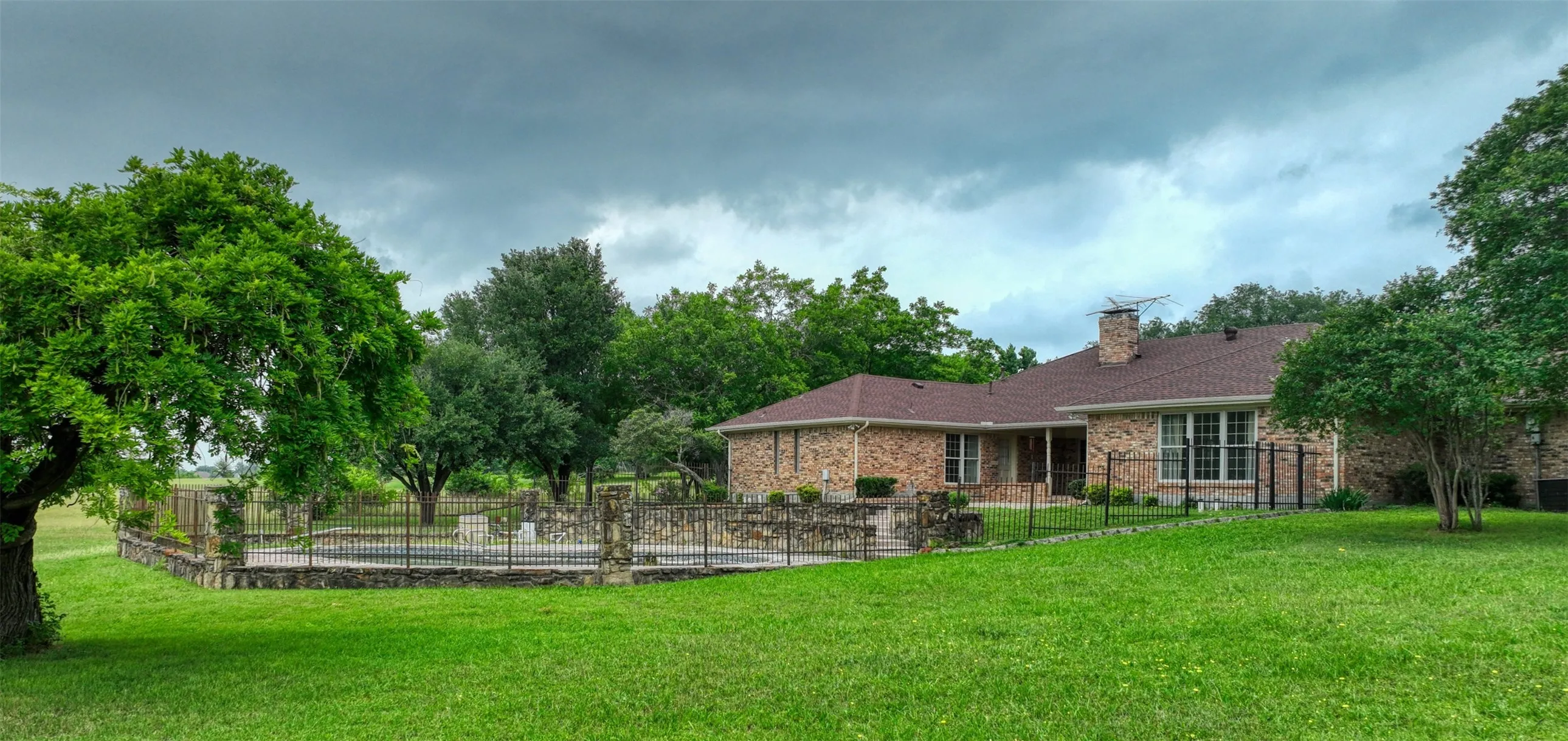 Single Family Residence For Sale in Ellis County , 1113 Mockingbird Circle, Ennis, Texas 75119, 4 Bedroom, 3 Bathroom, 3 Garage spaces, 3,338 Sqft, built in 1976, mls#21274496, Real Estate Agent in Ennis, Homes For Sale in Ellis county, Homes For Sale in Ennis, Realtor in Ennis Texas, Real Estate Brokerage Independent Realty Texas, Luminita Cordes Realtor