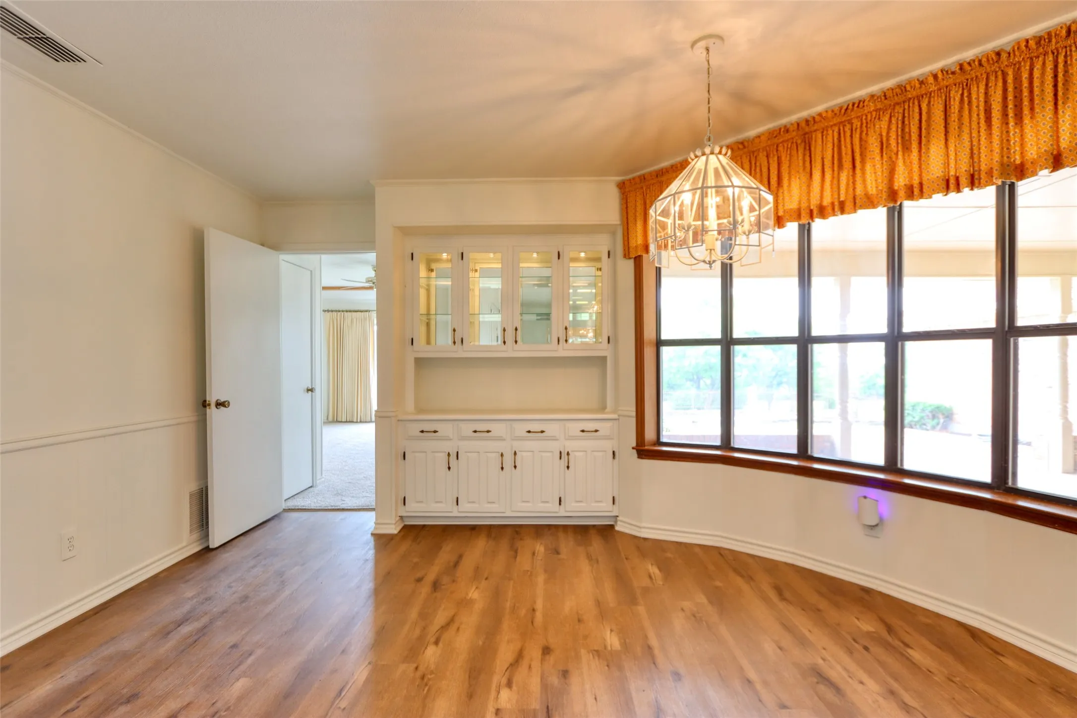 Single Family Residence For Sale in Ellis County , 1113 Mockingbird Circle, Ennis, Texas 75119, 4 Bedroom, 3 Bathroom, 3 Garage spaces, 3,338 Sqft, built in 1976, mls#21274496, Real Estate Agent in Ennis, Homes For Sale in Ellis county, Homes For Sale in Ennis, Realtor in Ennis Texas, Real Estate Brokerage Independent Realty Texas, Luminita Cordes Realtor