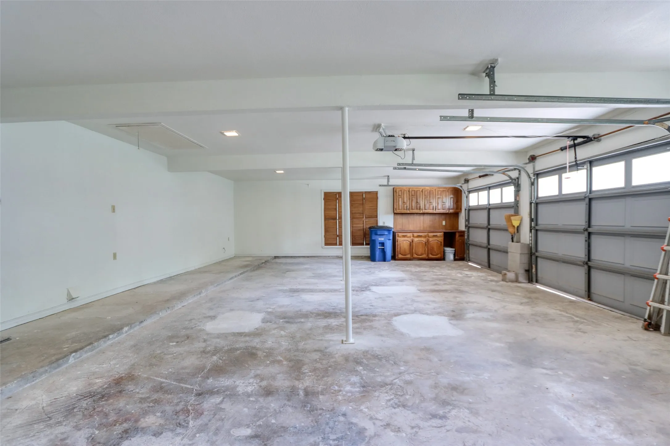 Single Family Residence For Sale in Ellis County , 1113 Mockingbird Circle, Ennis, Texas 75119, 4 Bedroom, 3 Bathroom, 3 Garage spaces, 3,338 Sqft, built in 1976, mls#21274496, Real Estate Agent in Ennis, Homes For Sale in Ellis county, Homes For Sale in Ennis, Realtor in Ennis Texas, Real Estate Brokerage Independent Realty Texas, Luminita Cordes Realtor