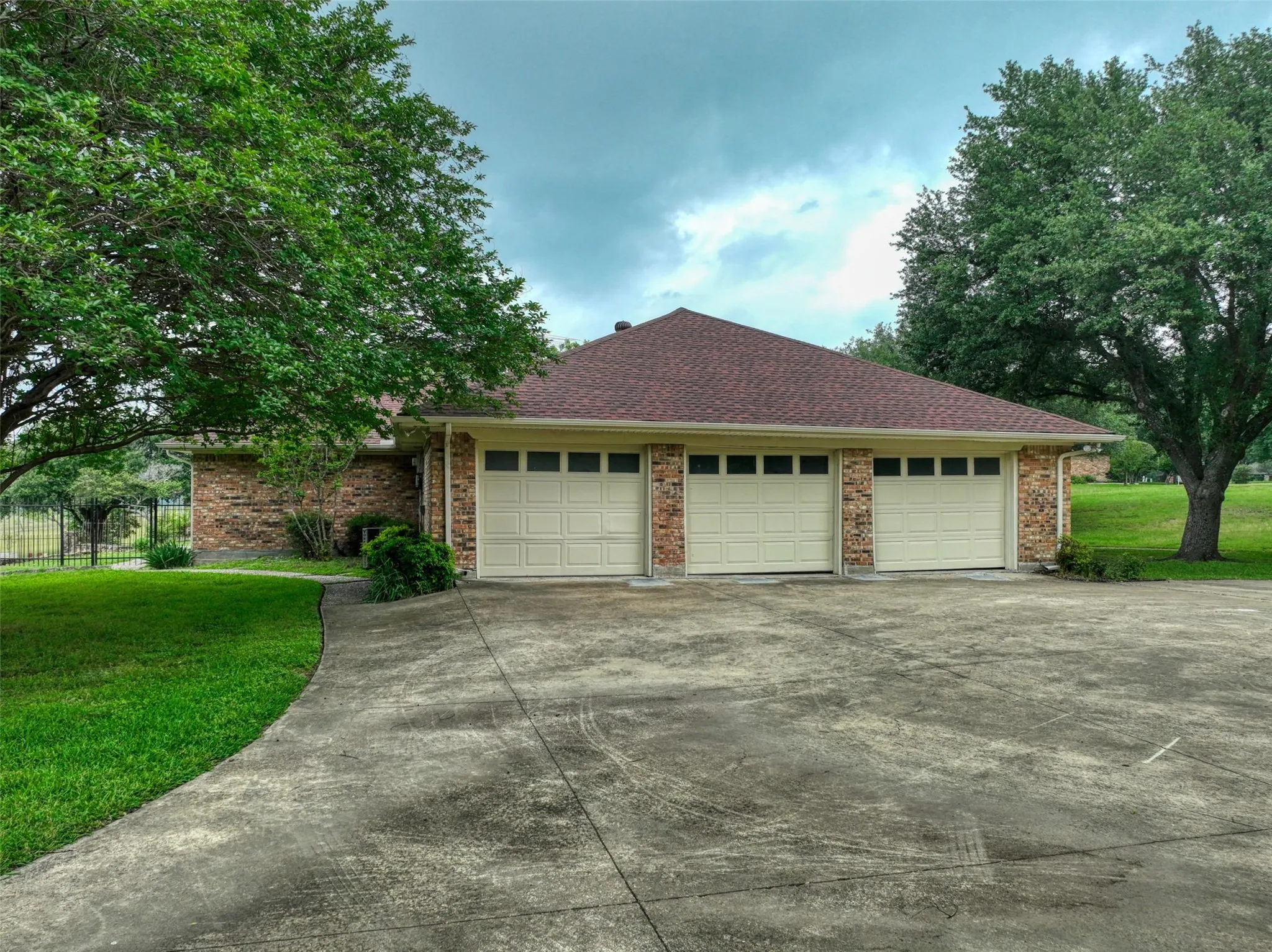 Single Family Residence For Sale in Ellis County , 1113 Mockingbird Circle, Ennis, Texas 75119, 4 Bedroom, 3 Bathroom, 3 Garage spaces, 3,338 Sqft, built in 1976, mls#21274496, Real Estate Agent in Ennis, Homes For Sale in Ellis county, Homes For Sale in Ennis, Realtor in Ennis Texas, Real Estate Brokerage Independent Realty Texas, Luminita Cordes Realtor