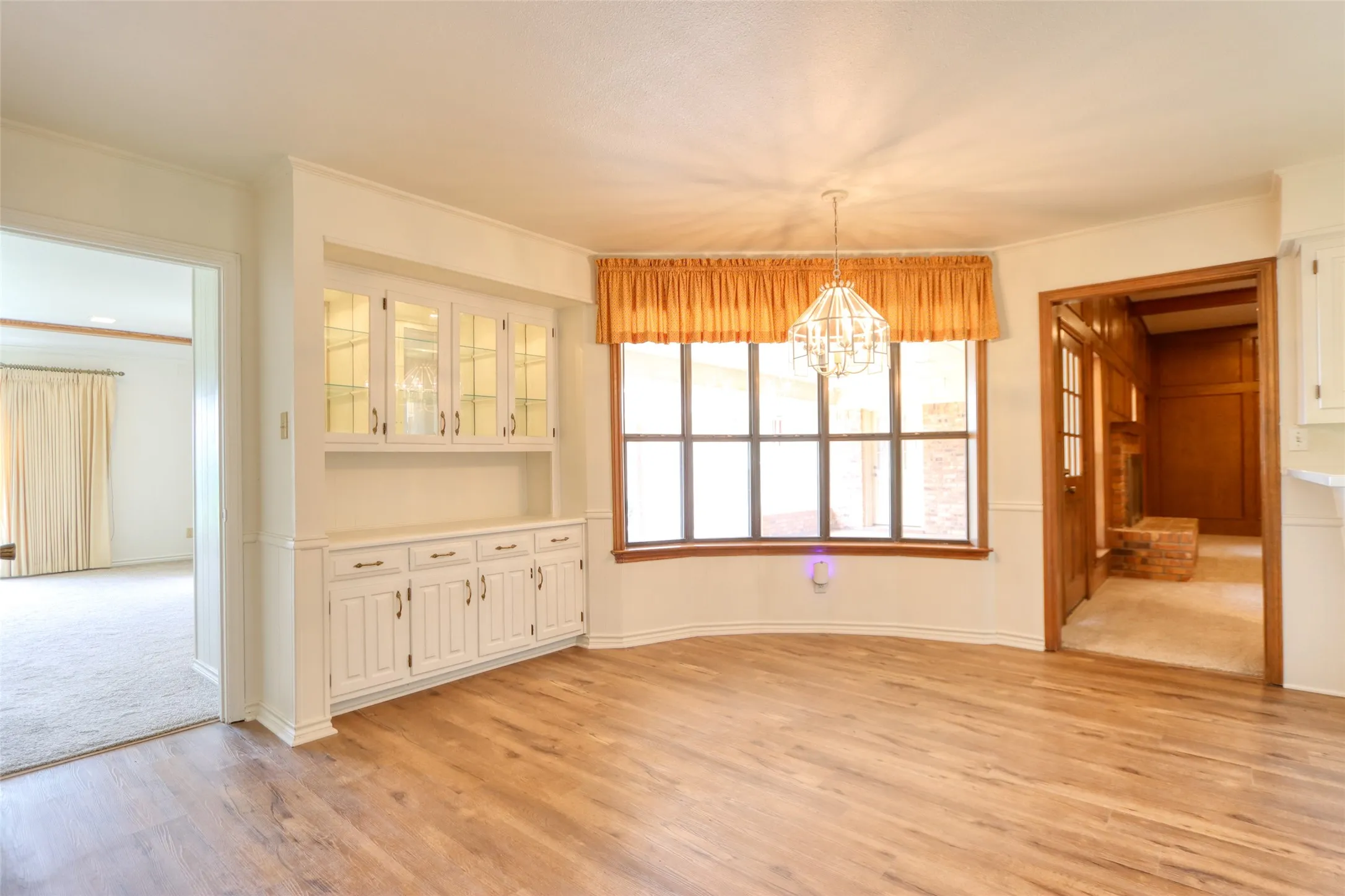 Single Family Residence For Sale in Ellis County , 1113 Mockingbird Circle, Ennis, Texas 75119, 4 Bedroom, 3 Bathroom, 3 Garage spaces, 3,338 Sqft, built in 1976, mls#21274496, Real Estate Agent in Ennis, Homes For Sale in Ellis county, Homes For Sale in Ennis, Realtor in Ennis Texas, Real Estate Brokerage Independent Realty Texas, Luminita Cordes Realtor