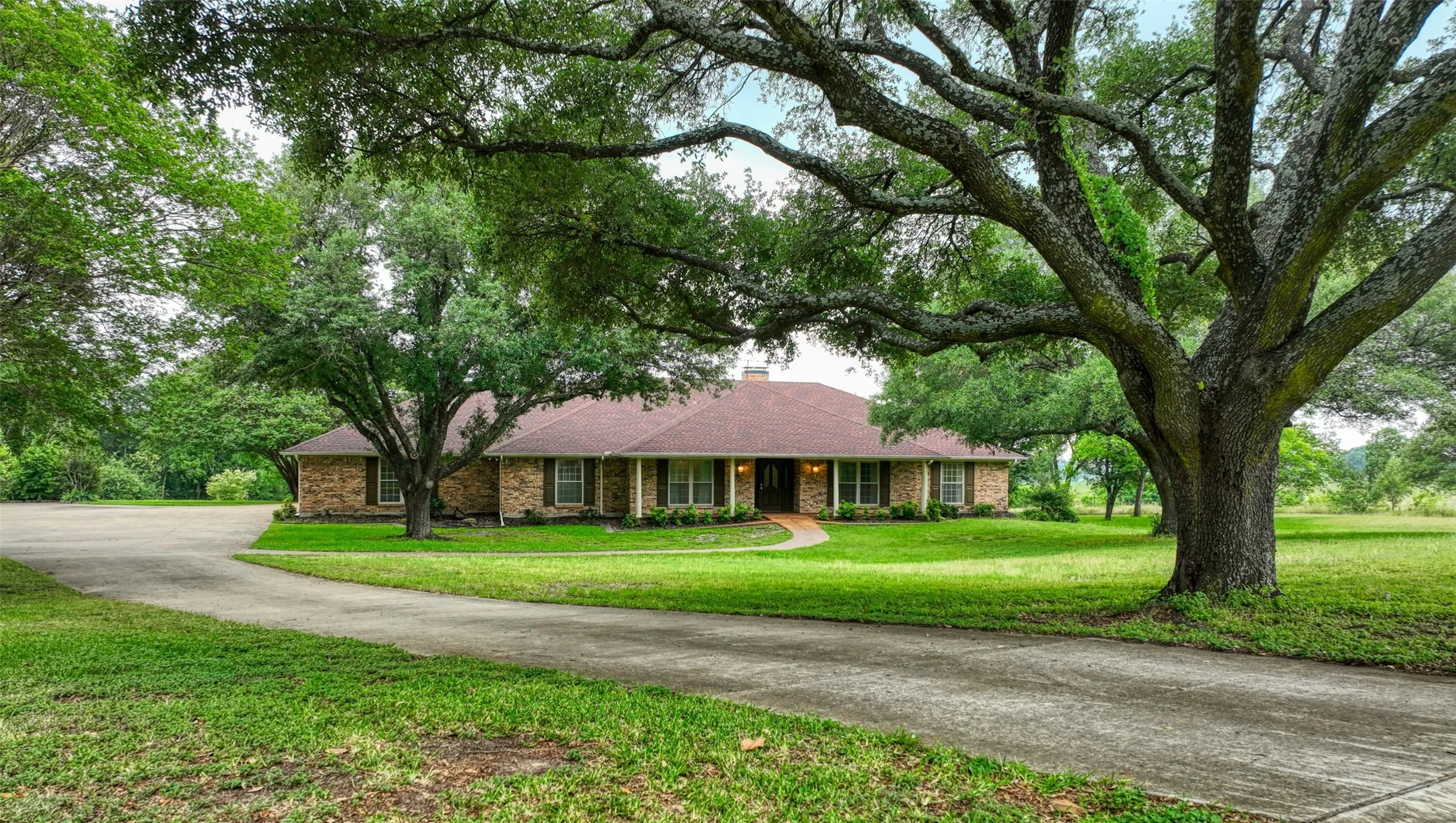 Single Family Residence For Sale in Ellis County , 1113 Mockingbird Circle, Ennis, Texas 75119, 4 Bedroom, 3 Bathroom, 3 Garage spaces, 3,338 Sqft, built in 1976, mls#21274496, Real Estate Agent in Ennis, Homes For Sale in Ellis county, Homes For Sale in Ennis, Realtor in Ennis Texas, Real Estate Brokerage Independent Realty Texas, Luminita Cordes Realtor