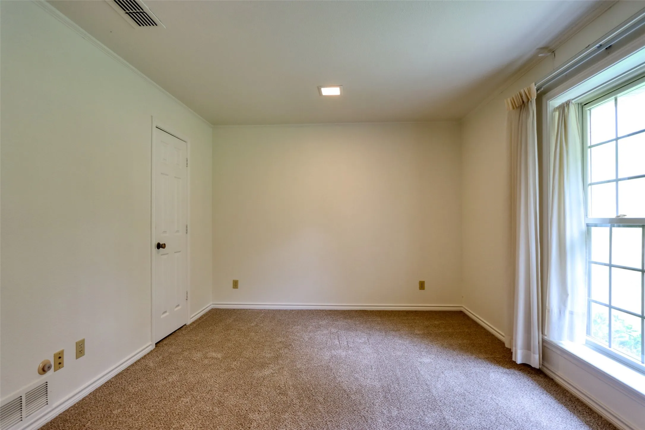 Single Family Residence For Sale in Ellis County , 1113 Mockingbird Circle, Ennis, Texas 75119, 4 Bedroom, 3 Bathroom, 3 Garage spaces, 3,338 Sqft, built in 1976, mls#21274496, Real Estate Agent in Ennis, Homes For Sale in Ellis county, Homes For Sale in Ennis, Realtor in Ennis Texas, Real Estate Brokerage Independent Realty Texas, Luminita Cordes Realtor