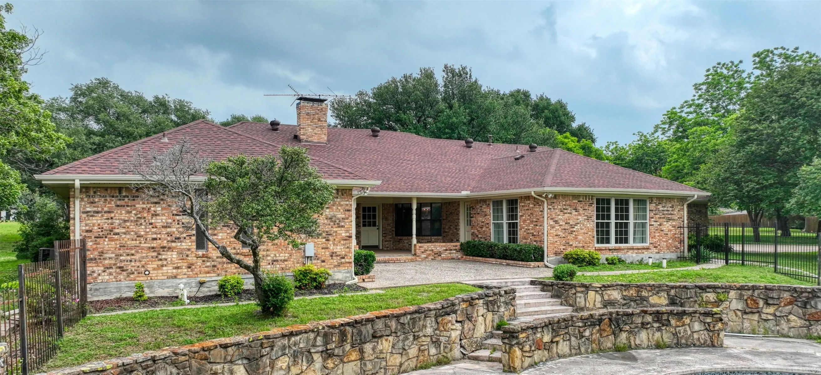 Single Family Residence For Sale in Ellis County , 1113 Mockingbird Circle, Ennis, Texas 75119, 4 Bedroom, 3 Bathroom, 3 Garage spaces, 3,338 Sqft, built in 1976, mls#21274496, Real Estate Agent in Ennis, Homes For Sale in Ellis county, Homes For Sale in Ennis, Realtor in Ennis Texas, Real Estate Brokerage Independent Realty Texas, Luminita Cordes Realtor