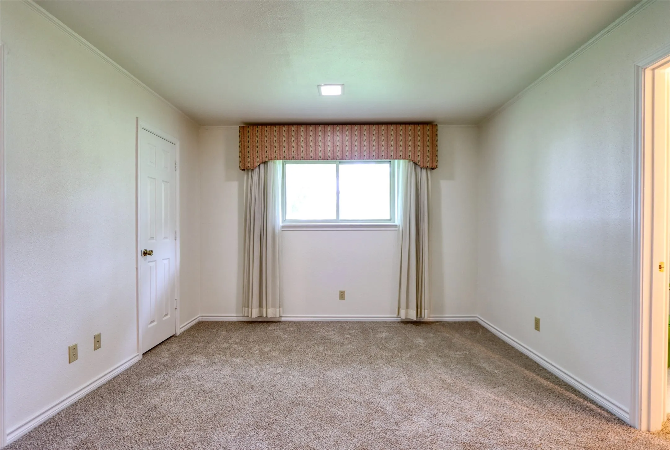 Single Family Residence For Sale in Ellis County , 1113 Mockingbird Circle, Ennis, Texas 75119, 4 Bedroom, 3 Bathroom, 3 Garage spaces, 3,338 Sqft, built in 1976, mls#21274496, Real Estate Agent in Ennis, Homes For Sale in Ellis county, Homes For Sale in Ennis, Realtor in Ennis Texas, Real Estate Brokerage Independent Realty Texas, Luminita Cordes Realtor
