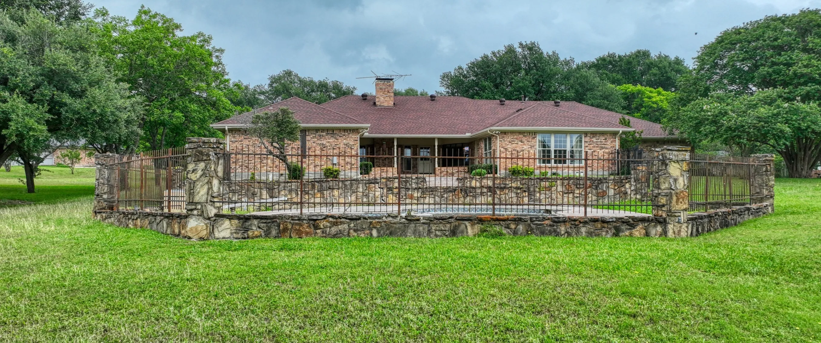 Single Family Residence For Sale in Ellis County , 1113 Mockingbird Circle, Ennis, Texas 75119, 4 Bedroom, 3 Bathroom, 3 Garage spaces, 3,338 Sqft, built in 1976, mls#21274496, Real Estate Agent in Ennis, Homes For Sale in Ellis county, Homes For Sale in Ennis, Realtor in Ennis Texas, Real Estate Brokerage Independent Realty Texas, Luminita Cordes Realtor