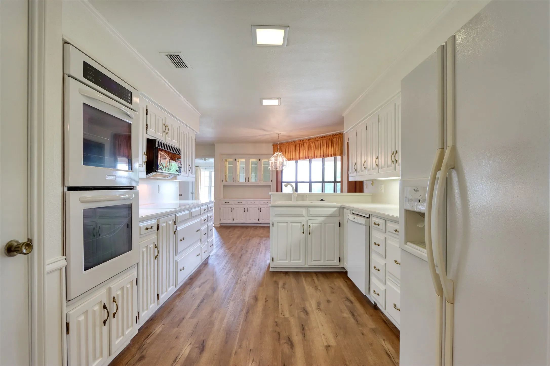 Single Family Residence For Sale in Ellis County , 1113 Mockingbird Circle, Ennis, Texas 75119, 4 Bedroom, 3 Bathroom, 3 Garage spaces, 3,338 Sqft, built in 1976, mls#21274496, Real Estate Agent in Ennis, Homes For Sale in Ellis county, Homes For Sale in Ennis, Realtor in Ennis Texas, Real Estate Brokerage Independent Realty Texas, Luminita Cordes Realtor