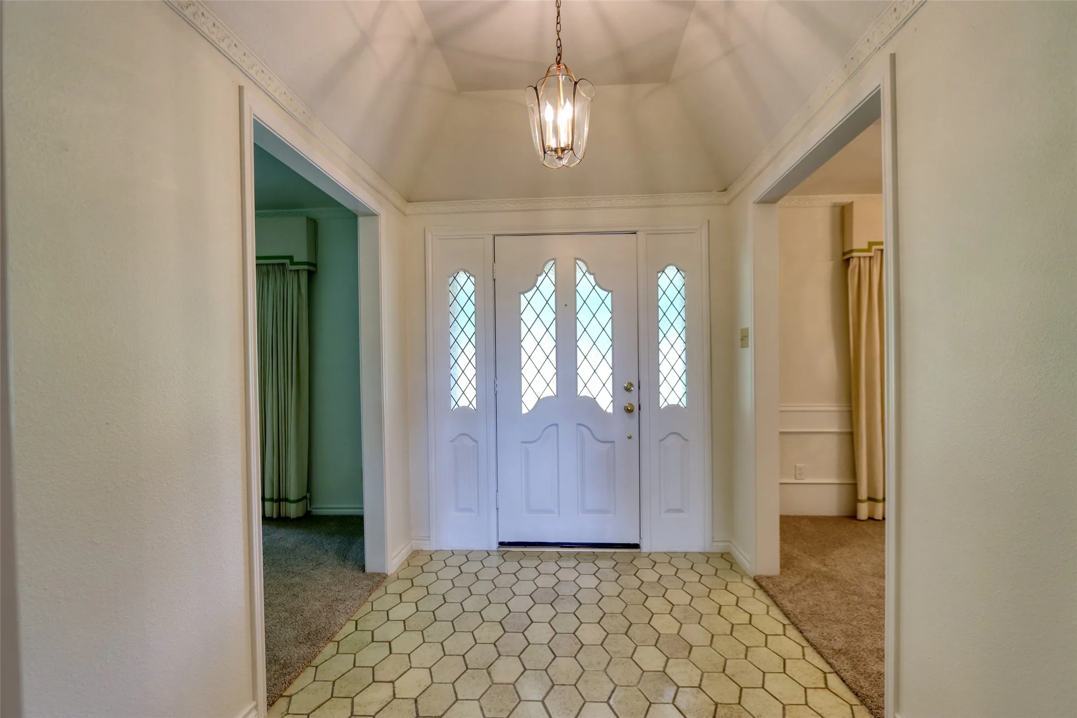 Single Family Residence For Sale in Ellis County , 1113 Mockingbird Circle, Ennis, Texas 75119, 4 Bedroom, 3 Bathroom, 3 Garage spaces, 3,338 Sqft, built in 1976, mls#21274496, Real Estate Agent in Ennis, Homes For Sale in Ellis county, Homes For Sale in Ennis, Realtor in Ennis Texas, Real Estate Brokerage Independent Realty Texas, Luminita Cordes Realtor