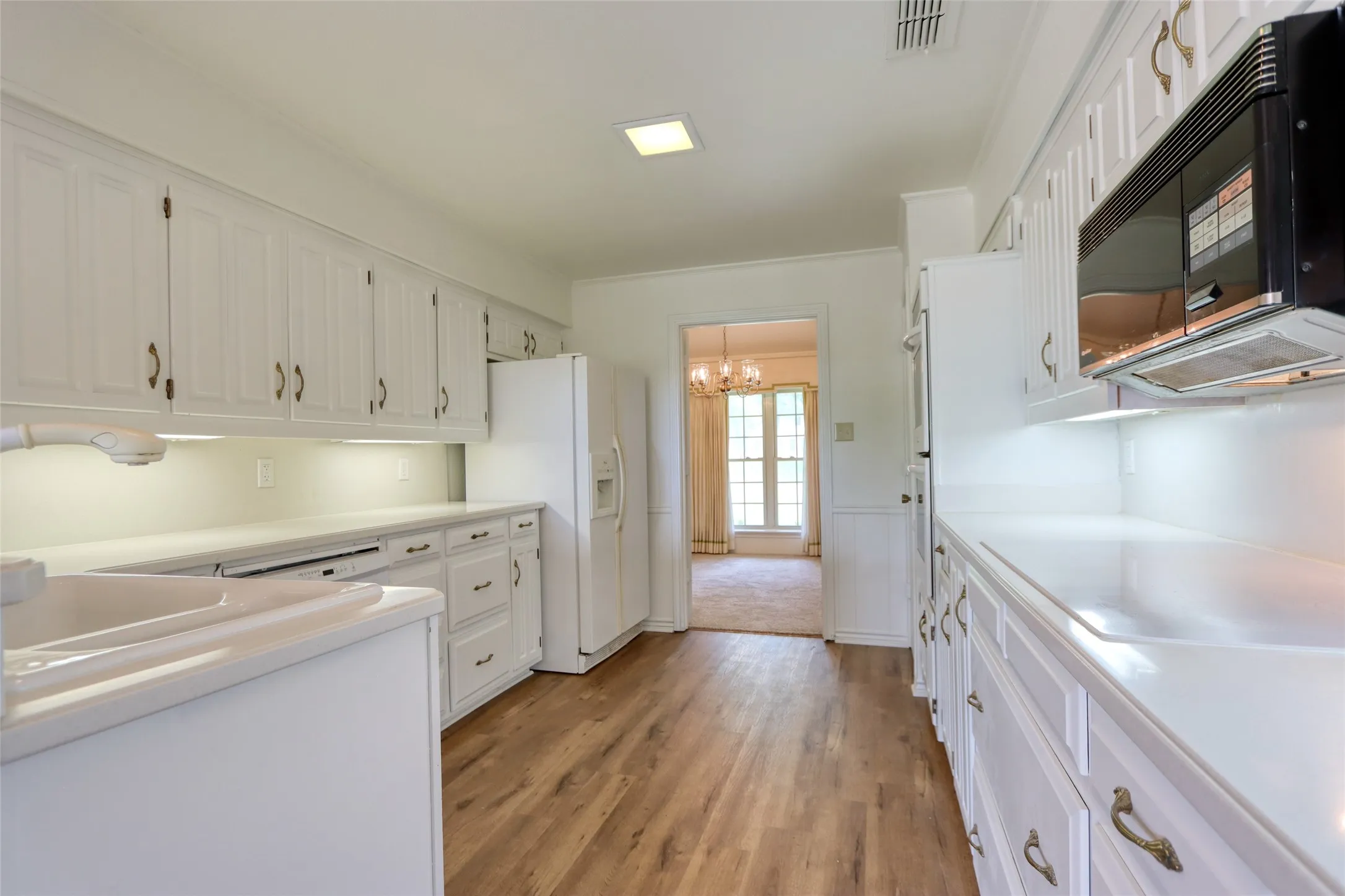 Single Family Residence For Sale in Ellis County , 1113 Mockingbird Circle, Ennis, Texas 75119, 4 Bedroom, 3 Bathroom, 3 Garage spaces, 3,338 Sqft, built in 1976, mls#21274496, Real Estate Agent in Ennis, Homes For Sale in Ellis county, Homes For Sale in Ennis, Realtor in Ennis Texas, Real Estate Brokerage Independent Realty Texas, Luminita Cordes Realtor