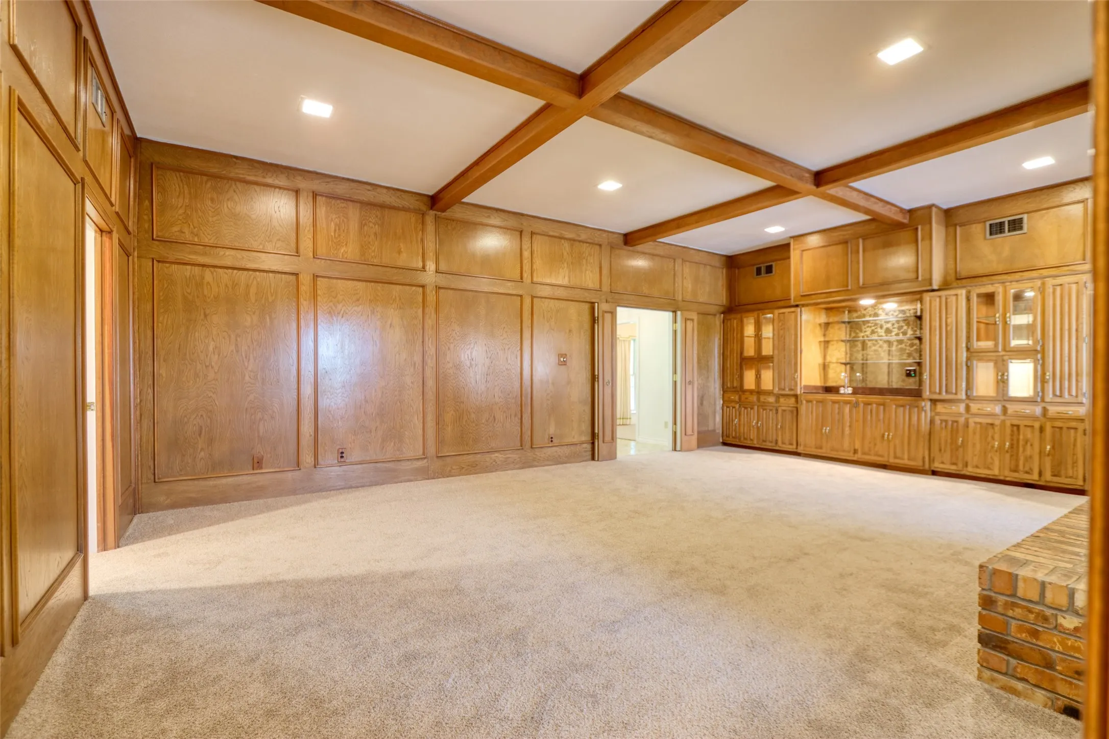 Single Family Residence For Sale in Ellis County , 1113 Mockingbird Circle, Ennis, Texas 75119, 4 Bedroom, 3 Bathroom, 3 Garage spaces, 3,338 Sqft, built in 1976, mls#21274496, Real Estate Agent in Ennis, Homes For Sale in Ellis county, Homes For Sale in Ennis, Realtor in Ennis Texas, Real Estate Brokerage Independent Realty Texas, Luminita Cordes Realtor