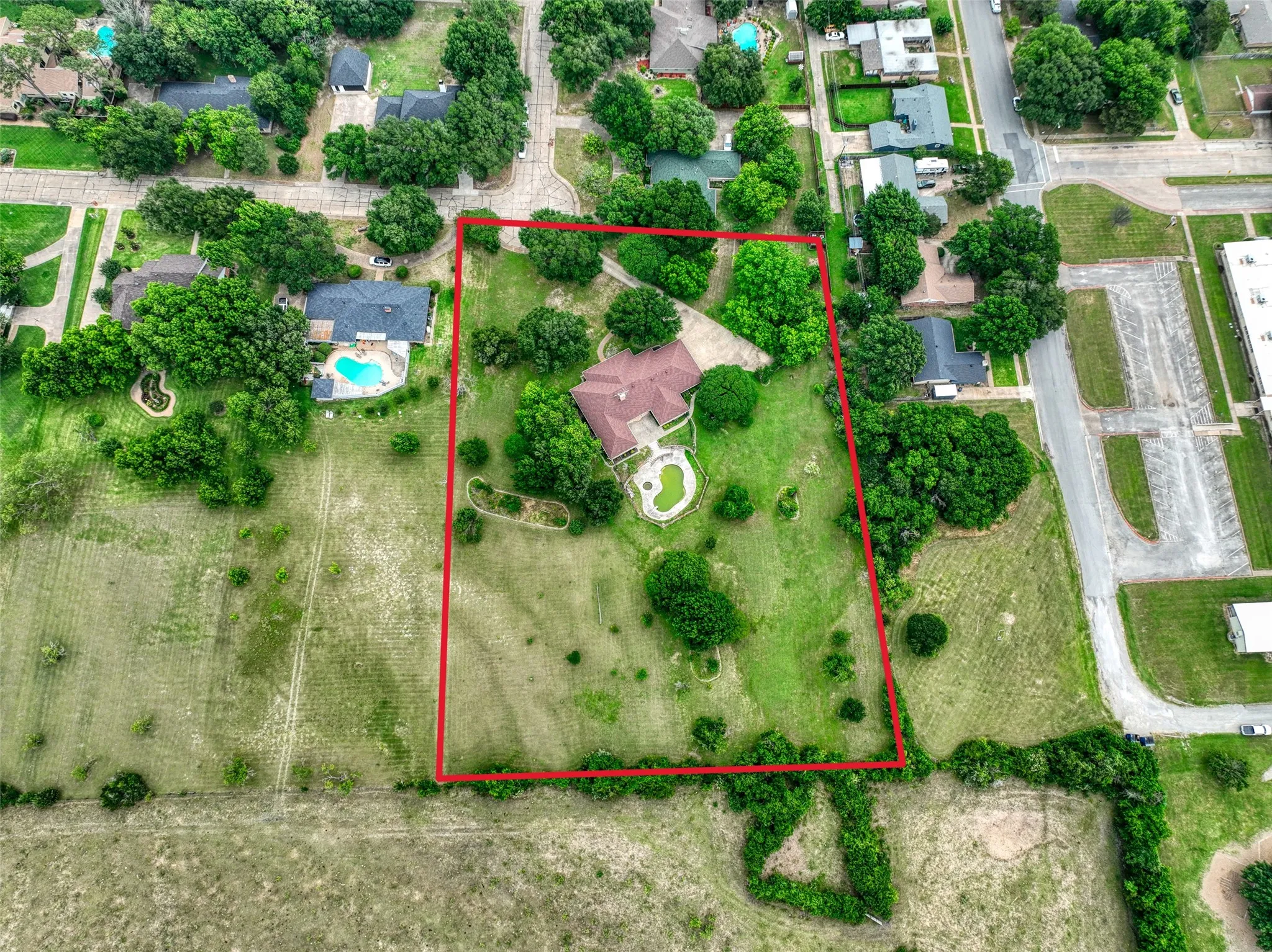 Single Family Residence For Sale in Ellis County , 1113 Mockingbird Circle, Ennis, Texas 75119, 4 Bedroom, 3 Bathroom, 3 Garage spaces, 3,338 Sqft, built in 1976, mls#21274496, Real Estate Agent in Ennis, Homes For Sale in Ellis county, Homes For Sale in Ennis, Realtor in Ennis Texas, Real Estate Brokerage Independent Realty Texas, Luminita Cordes Realtor