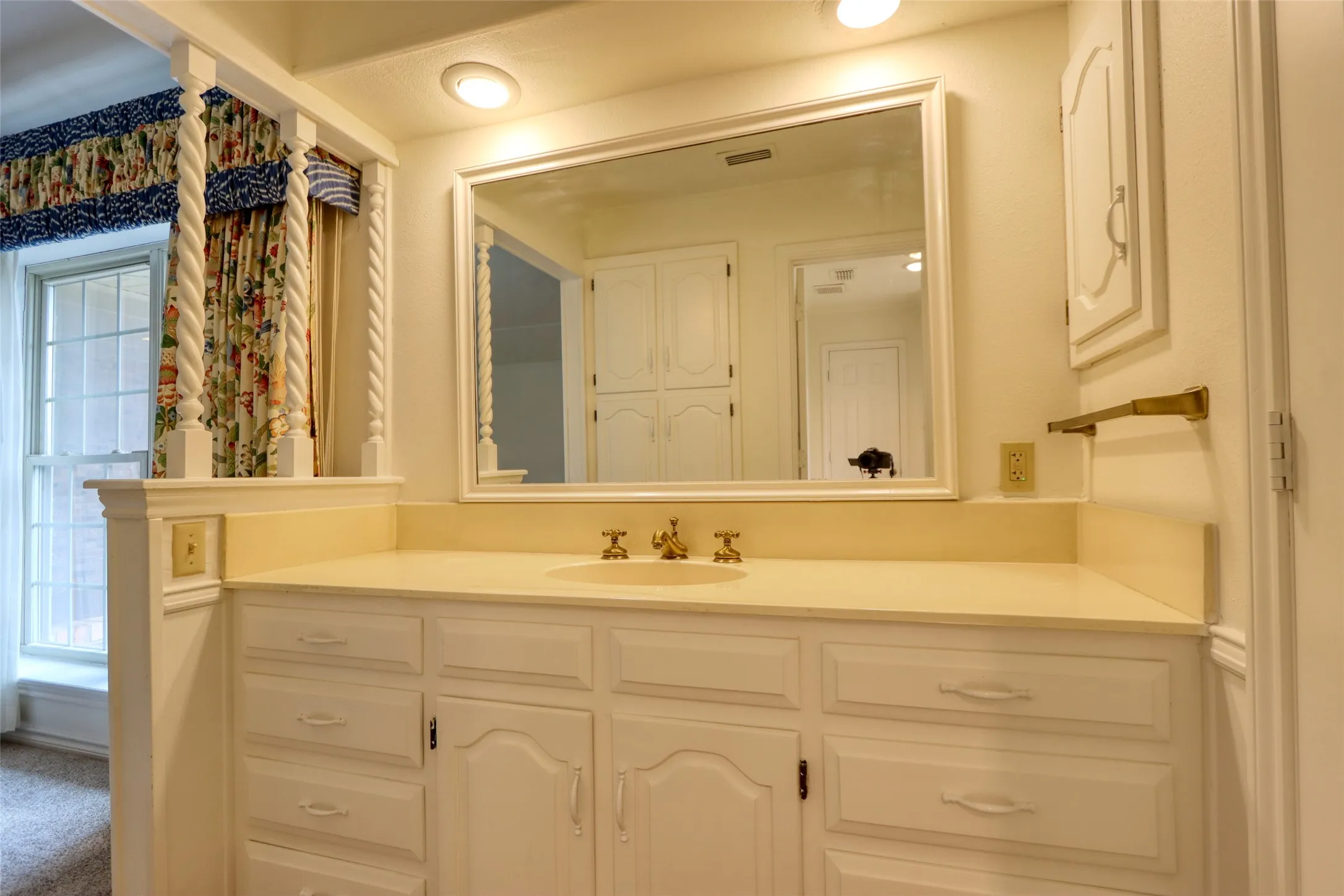 Single Family Residence For Sale in Ellis County , 1113 Mockingbird Circle, Ennis, Texas 75119, 4 Bedroom, 3 Bathroom, 3 Garage spaces, 3,338 Sqft, built in 1976, mls#21274496, Real Estate Agent in Ennis, Homes For Sale in Ellis county, Homes For Sale in Ennis, Realtor in Ennis Texas, Real Estate Brokerage Independent Realty Texas, Luminita Cordes Realtor