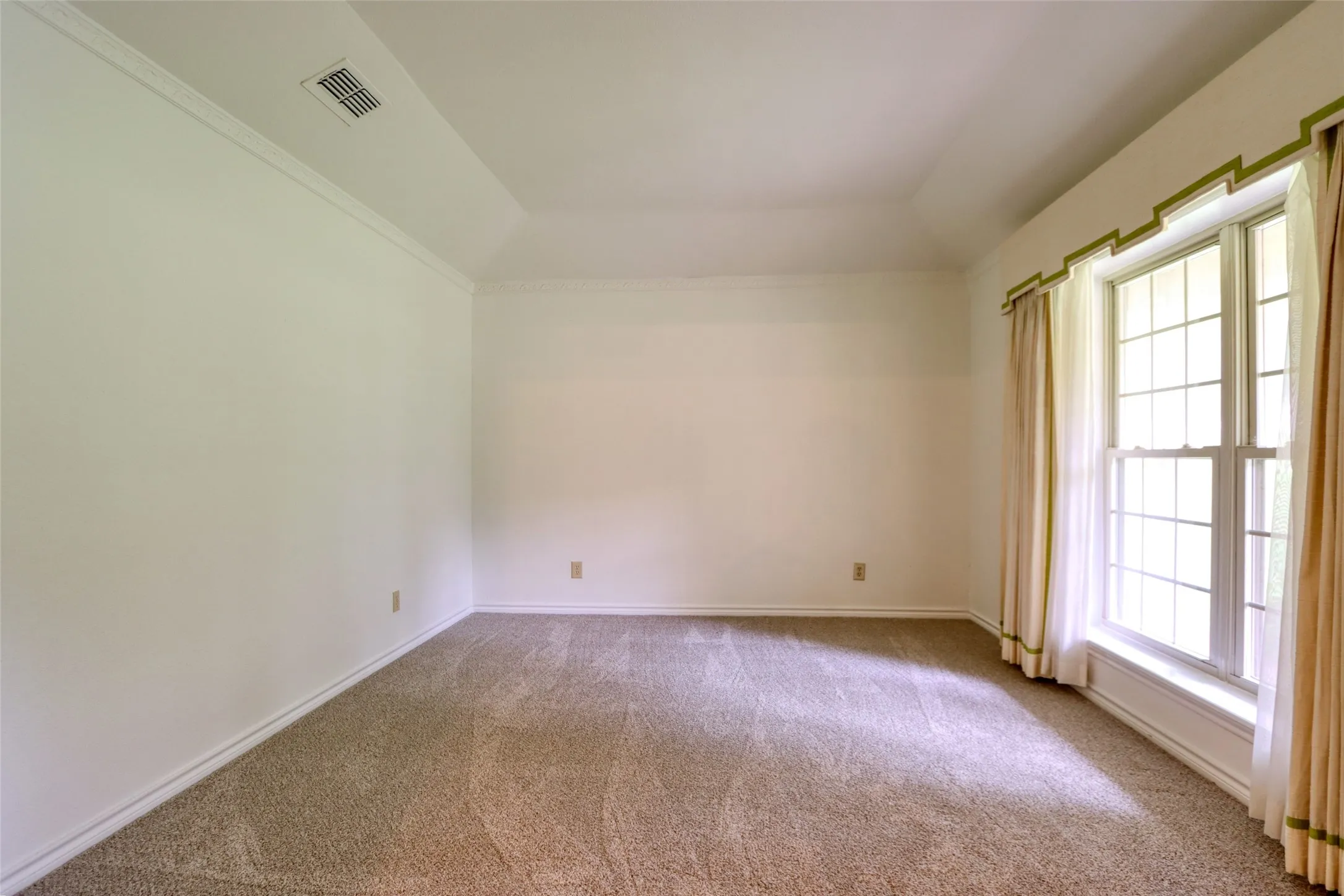 Single Family Residence For Sale in Ellis County , 1113 Mockingbird Circle, Ennis, Texas 75119, 4 Bedroom, 3 Bathroom, 3 Garage spaces, 3,338 Sqft, built in 1976, mls#21274496, Real Estate Agent in Ennis, Homes For Sale in Ellis county, Homes For Sale in Ennis, Realtor in Ennis Texas, Real Estate Brokerage Independent Realty Texas, Luminita Cordes Realtor