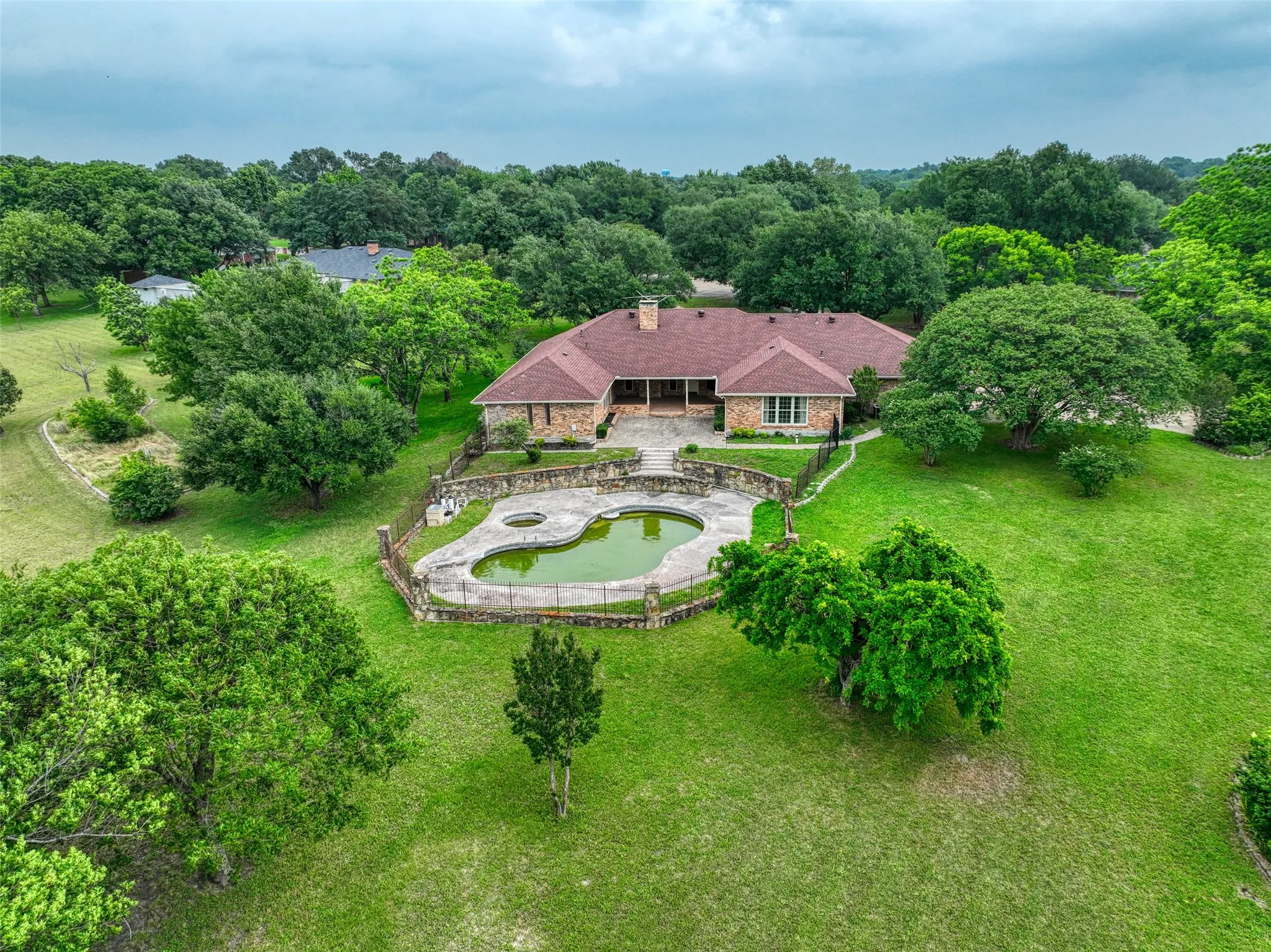 Single Family Residence For Sale in Ellis County , 1113 Mockingbird Circle, Ennis, Texas 75119, 4 Bedroom, 3 Bathroom, 3 Garage spaces, 3,338 Sqft, built in 1976, mls#21274496, Real Estate Agent in Ennis, Homes For Sale in Ellis county, Homes For Sale in Ennis, Realtor in Ennis Texas, Real Estate Brokerage Independent Realty Texas, Luminita Cordes Realtor