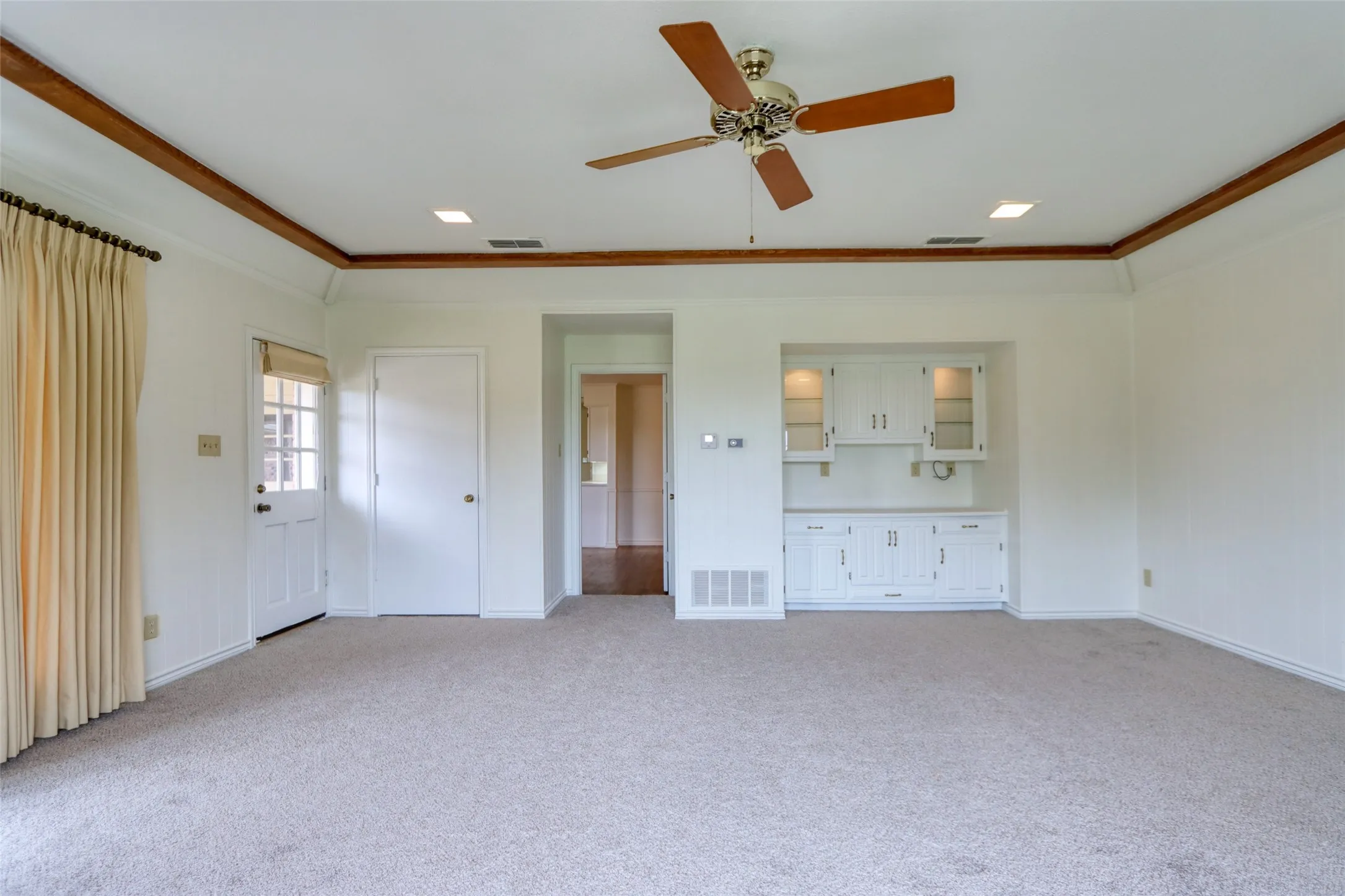 Single Family Residence For Sale in Ellis County , 1113 Mockingbird Circle, Ennis, Texas 75119, 4 Bedroom, 3 Bathroom, 3 Garage spaces, 3,338 Sqft, built in 1976, mls#21274496, Real Estate Agent in Ennis, Homes For Sale in Ellis county, Homes For Sale in Ennis, Realtor in Ennis Texas, Real Estate Brokerage Independent Realty Texas, Luminita Cordes Realtor