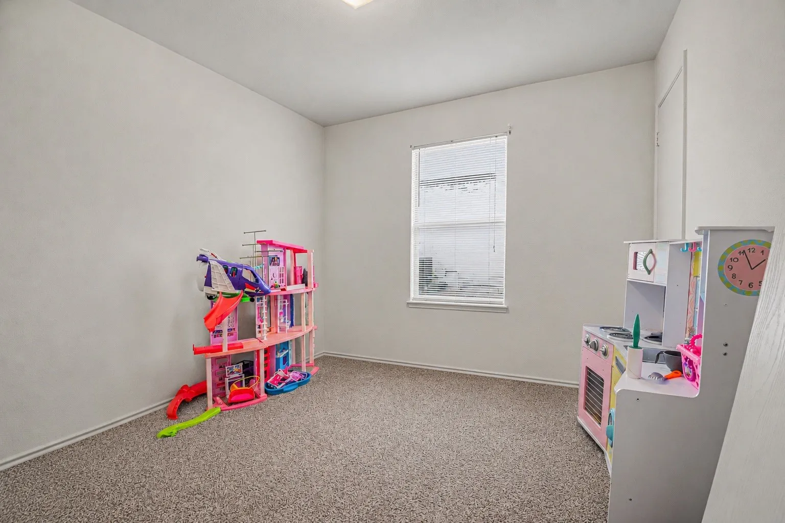 Single Family Residence For Sale in Kaufman County , 1005 Windsor Lane, Forney, Texas 75126, 4 Bedroom, 2 Bathroom, 2 Garage spaces, 1,689 Sqft, built in 2004, mls#21271173, Real Estate Agent in Forney, Homes For Sale in Kaufman county, Homes For Sale in Forney, Realtor in Forney Texas, Real Estate Brokerage Independent Realty Texas, Luminita Cordes Realtor
