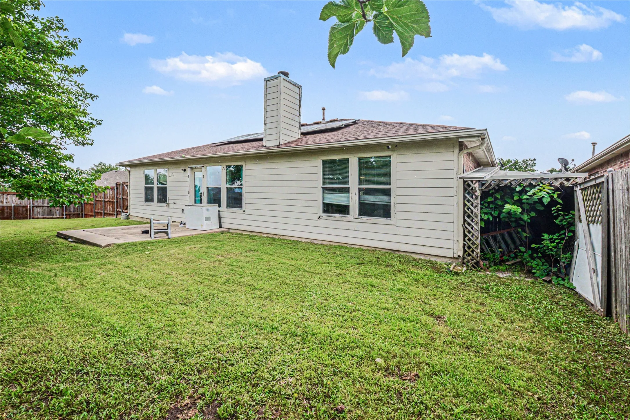 Single Family Residence For Sale in Kaufman County , 1005 Windsor Lane, Forney, Texas 75126, 4 Bedroom, 2 Bathroom, 2 Garage spaces, 1,689 Sqft, built in 2004, mls#21271173, Real Estate Agent in Forney, Homes For Sale in Kaufman county, Homes For Sale in Forney, Realtor in Forney Texas, Real Estate Brokerage Independent Realty Texas, Luminita Cordes Realtor