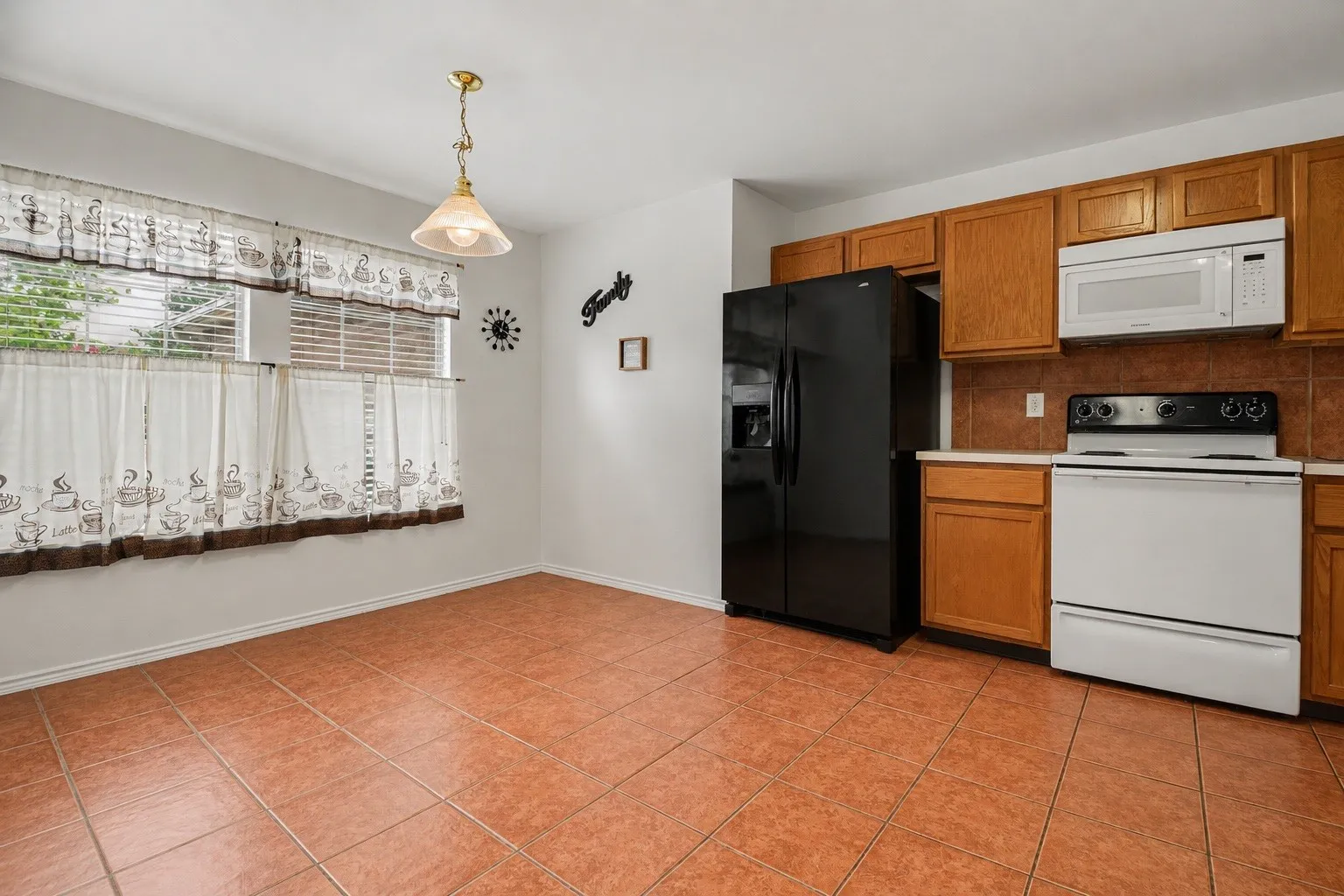 Single Family Residence For Sale in Kaufman County , 1005 Windsor Lane, Forney, Texas 75126, 4 Bedroom, 2 Bathroom, 2 Garage spaces, 1,689 Sqft, built in 2004, mls#21271173, Real Estate Agent in Forney, Homes For Sale in Kaufman county, Homes For Sale in Forney, Realtor in Forney Texas, Real Estate Brokerage Independent Realty Texas, Luminita Cordes Realtor
