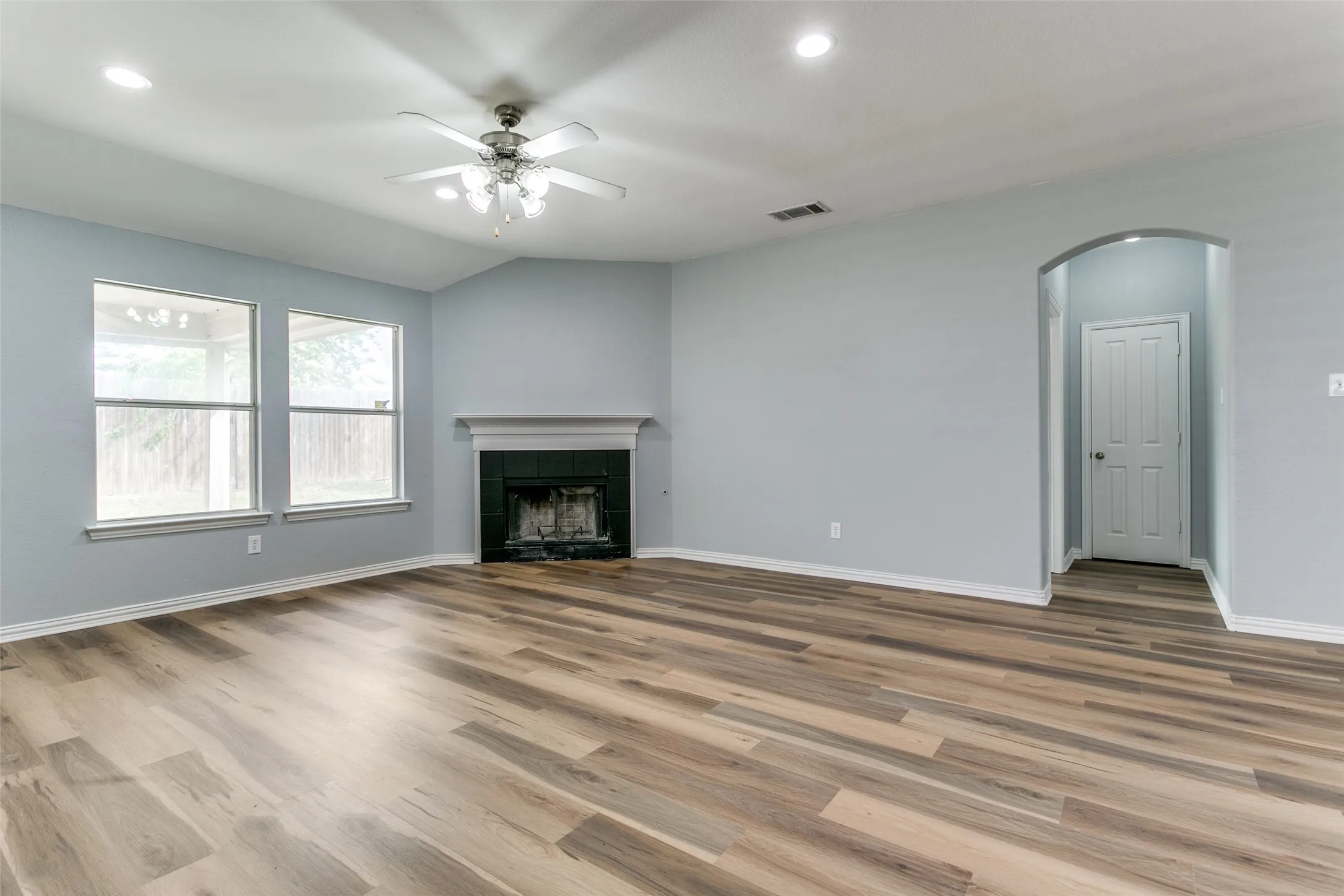 Single Family Residence For Sale in Denton County , 815 Creekside Drive, Little Elm, Texas 75068, 3 Bedroom, 2 Bathroom, 2 Garage spaces, 1,816 Sqft, built in 2007, mls#21274666, Real Estate Agent in Little Elm, Homes For Sale in Denton county, Homes For Sale in Little Elm, Realtor in Little Elm Texas, Real Estate Brokerage Independent Realty Texas, Luminita Cordes Realtor