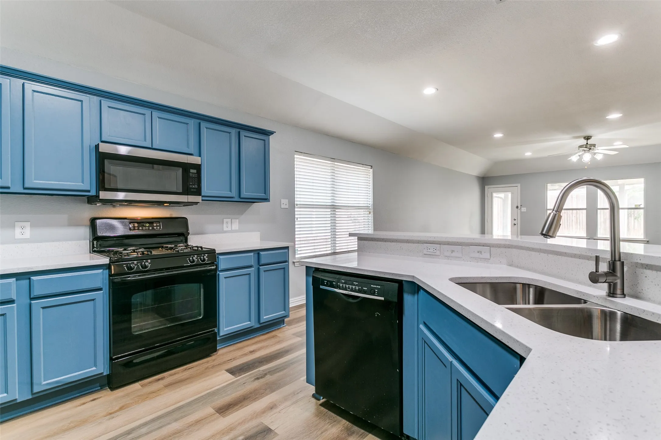 Single Family Residence For Sale in Denton County , 815 Creekside Drive, Little Elm, Texas 75068, 3 Bedroom, 2 Bathroom, 2 Garage spaces, 1,816 Sqft, built in 2007, mls#21274666, Real Estate Agent in Little Elm, Homes For Sale in Denton county, Homes For Sale in Little Elm, Realtor in Little Elm Texas, Real Estate Brokerage Independent Realty Texas, Luminita Cordes Realtor