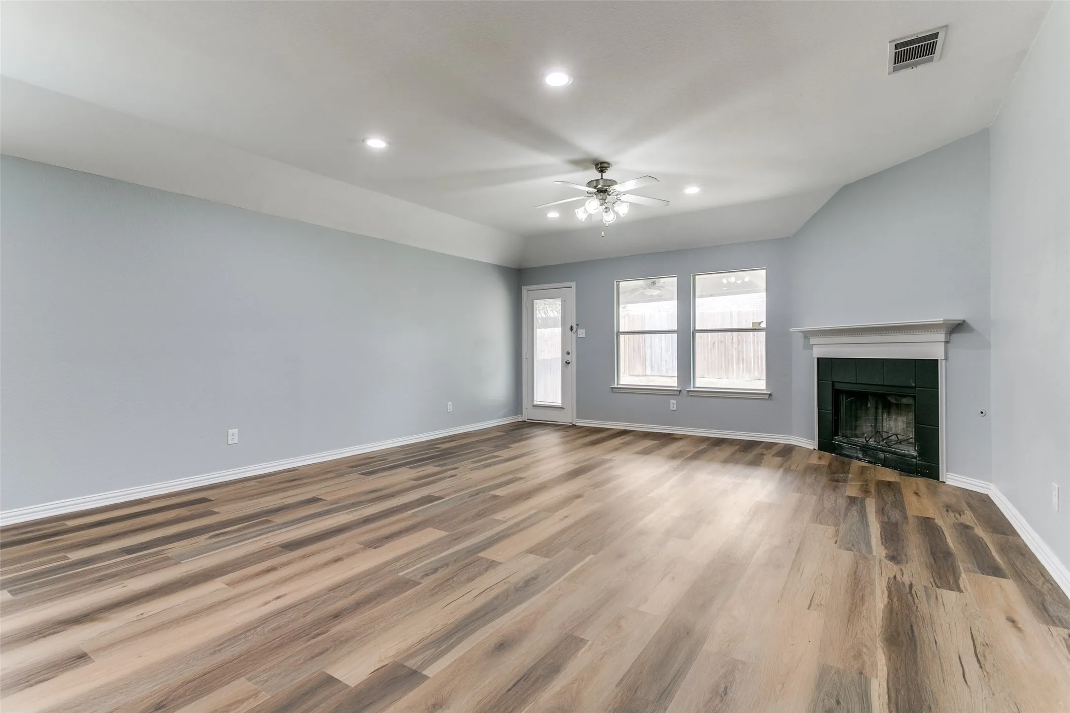 Single Family Residence For Sale in Denton County , 815 Creekside Drive, Little Elm, Texas 75068, 3 Bedroom, 2 Bathroom, 2 Garage spaces, 1,816 Sqft, built in 2007, mls#21274666, Real Estate Agent in Little Elm, Homes For Sale in Denton county, Homes For Sale in Little Elm, Realtor in Little Elm Texas, Real Estate Brokerage Independent Realty Texas, Luminita Cordes Realtor