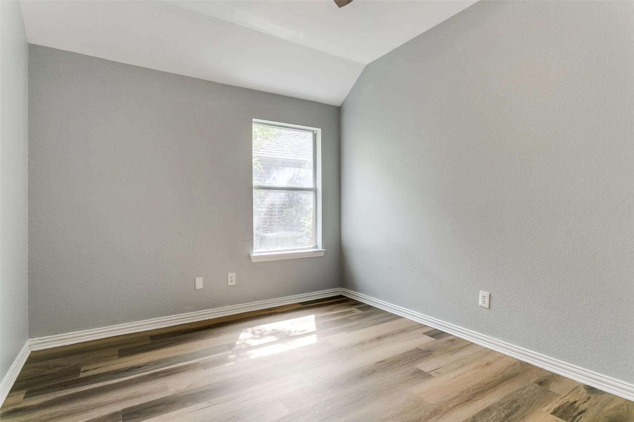 Single Family Residence For Sale in Denton County , 815 Creekside Drive, Little Elm, Texas 75068, 3 Bedroom, 2 Bathroom, 2 Garage spaces, 1,816 Sqft, built in 2007, mls#21274666, Real Estate Agent in Little Elm, Homes For Sale in Denton county, Homes For Sale in Little Elm, Realtor in Little Elm Texas, Real Estate Brokerage Independent Realty Texas, Luminita Cordes Realtor