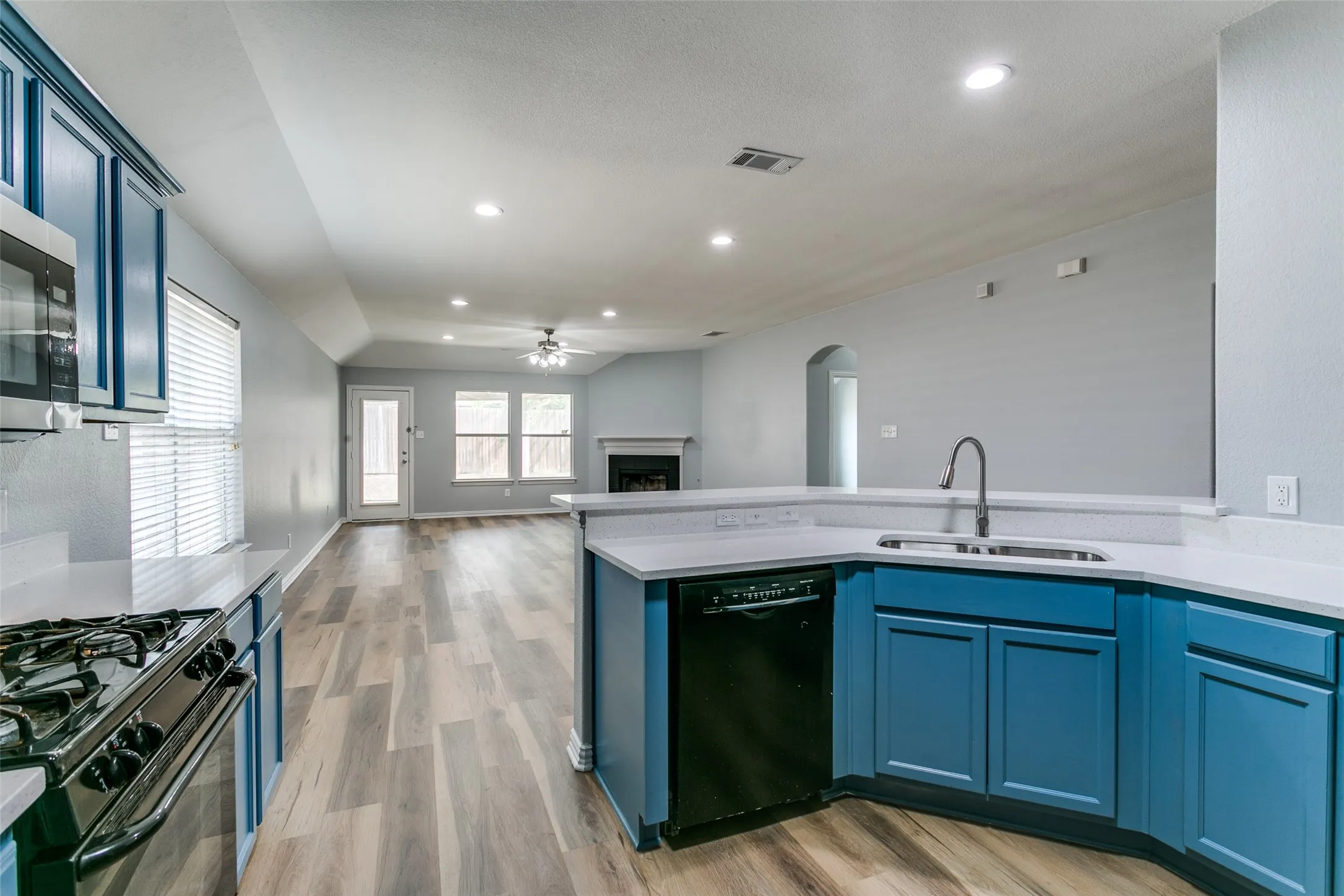 Single Family Residence For Sale in Denton County , 815 Creekside Drive, Little Elm, Texas 75068, 3 Bedroom, 2 Bathroom, 2 Garage spaces, 1,816 Sqft, built in 2007, mls#21274666, Real Estate Agent in Little Elm, Homes For Sale in Denton county, Homes For Sale in Little Elm, Realtor in Little Elm Texas, Real Estate Brokerage Independent Realty Texas, Luminita Cordes Realtor