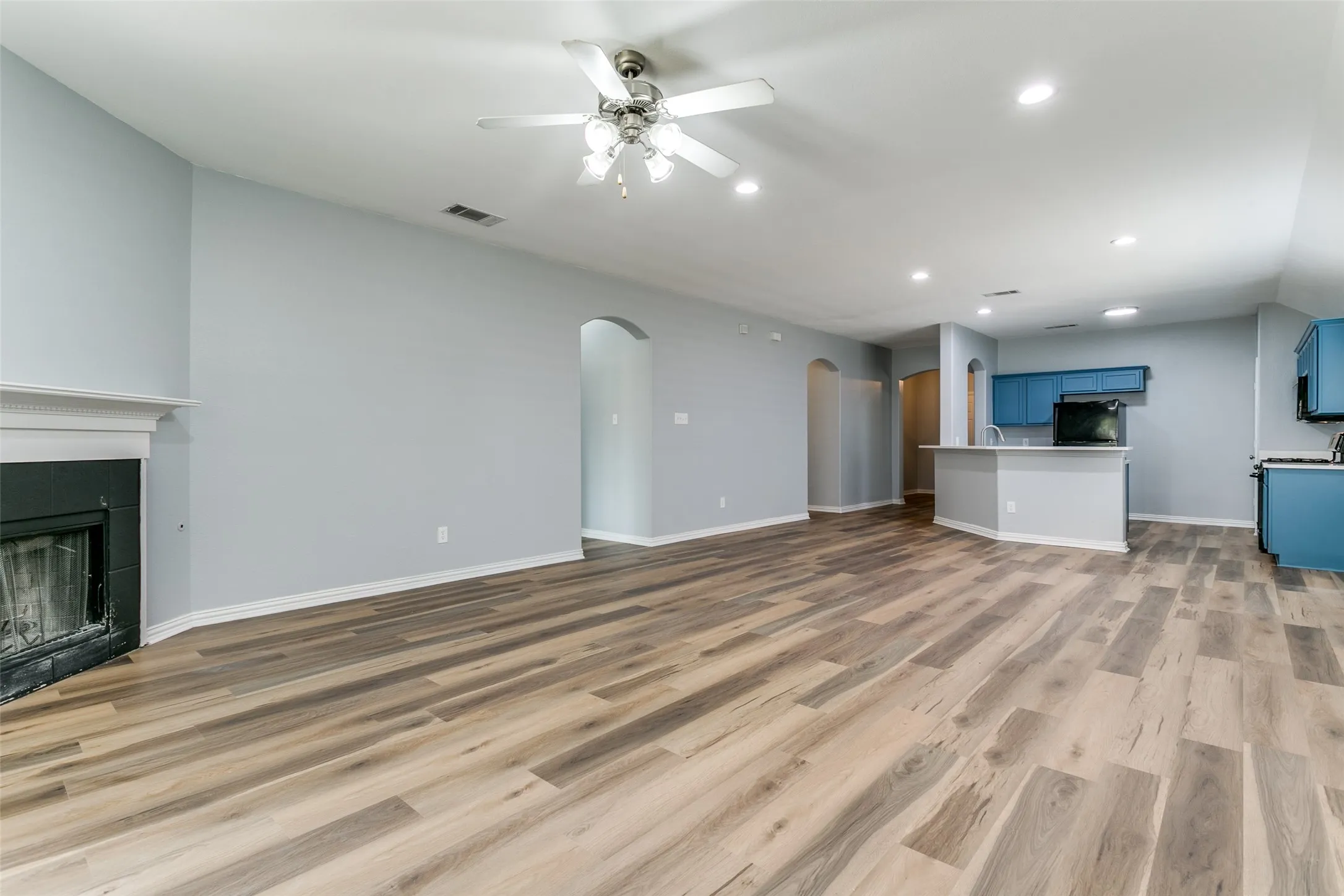 Single Family Residence For Sale in Denton County , 815 Creekside Drive, Little Elm, Texas 75068, 3 Bedroom, 2 Bathroom, 2 Garage spaces, 1,816 Sqft, built in 2007, mls#21274666, Real Estate Agent in Little Elm, Homes For Sale in Denton county, Homes For Sale in Little Elm, Realtor in Little Elm Texas, Real Estate Brokerage Independent Realty Texas, Luminita Cordes Realtor