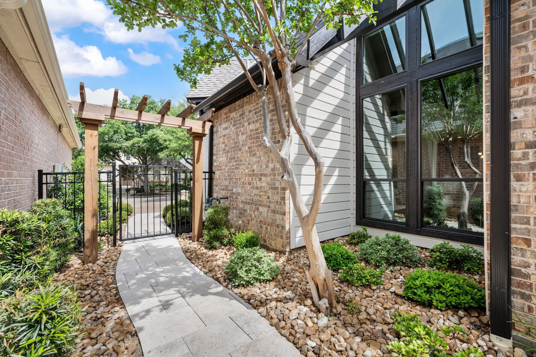 Single Family Residence For Sale in Tarrant County , 631 Chandon Court, Southlake, Texas 76092, 3 Bedroom, 3 Bathroom, 2 Garage spaces, 2,225 Sqft, built in 1996, mls#21274621, Real Estate Agent in Southlake, Homes For Sale in Tarrant county, Homes For Sale in Southlake, Realtor in Southlake Texas, Real Estate Brokerage Independent Realty Texas, Luminita Cordes Realtor