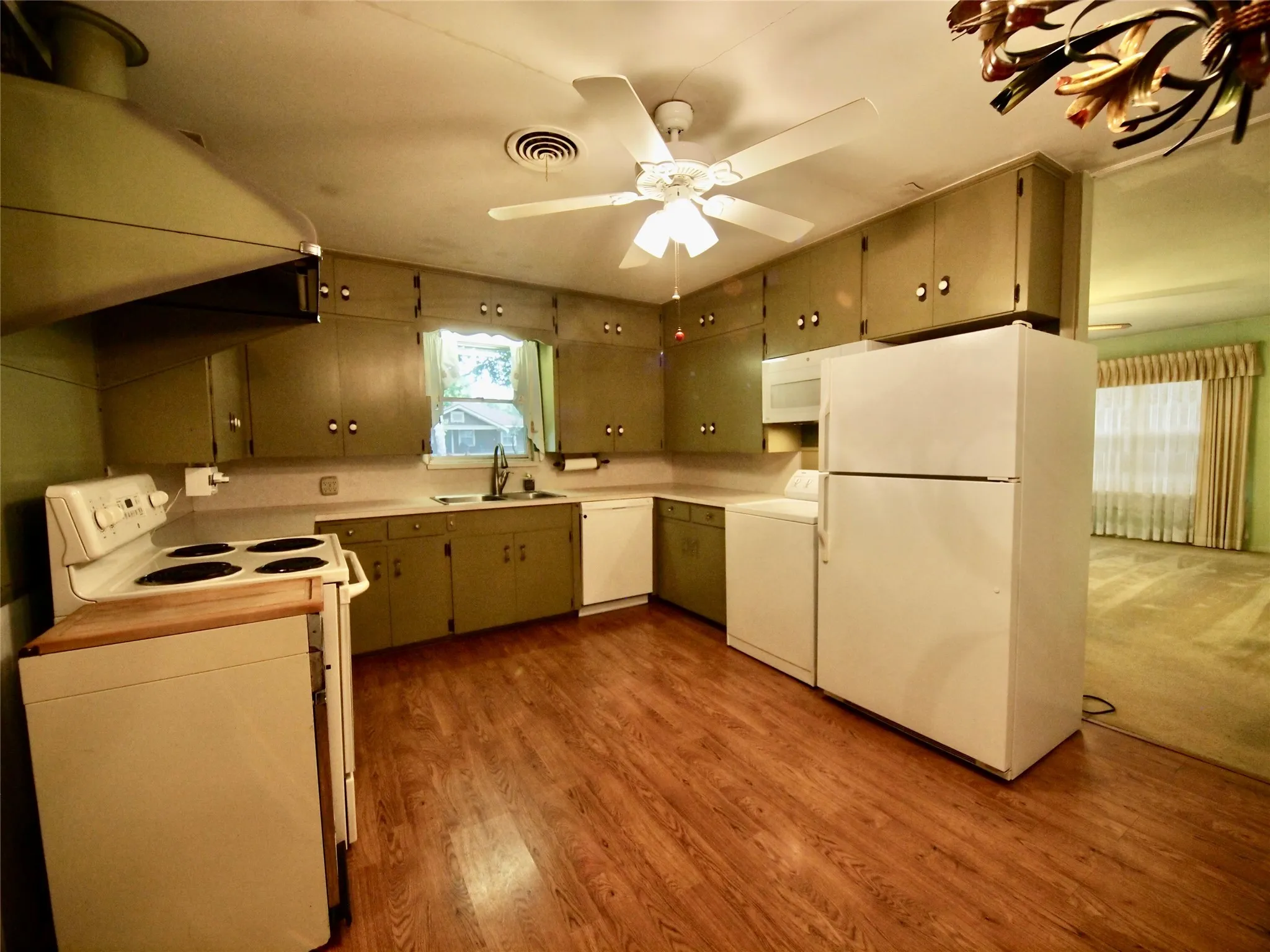 Single Family Residence For Sale in Young County , 804 Kentucky Street, Graham, Texas 76450, 3 Bedroom, 1 Bathroom, Garage spaces, 1,440 Sqft, built in 1960, mls#21274685, Real Estate Agent in Graham, Homes For Sale in Young county, Homes For Sale in Graham, Realtor in Graham Texas, Real Estate Brokerage Independent Realty Texas, Luminita Cordes Realtor
