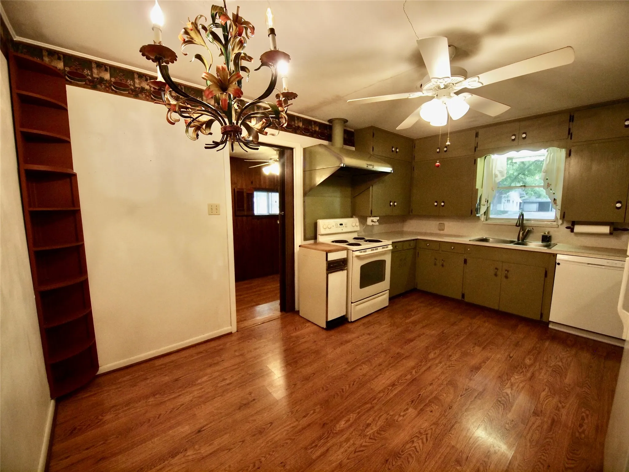 Single Family Residence For Sale in Young County , 804 Kentucky Street, Graham, Texas 76450, 3 Bedroom, 1 Bathroom, Garage spaces, 1,440 Sqft, built in 1960, mls#21274685, Real Estate Agent in Graham, Homes For Sale in Young county, Homes For Sale in Graham, Realtor in Graham Texas, Real Estate Brokerage Independent Realty Texas, Luminita Cordes Realtor