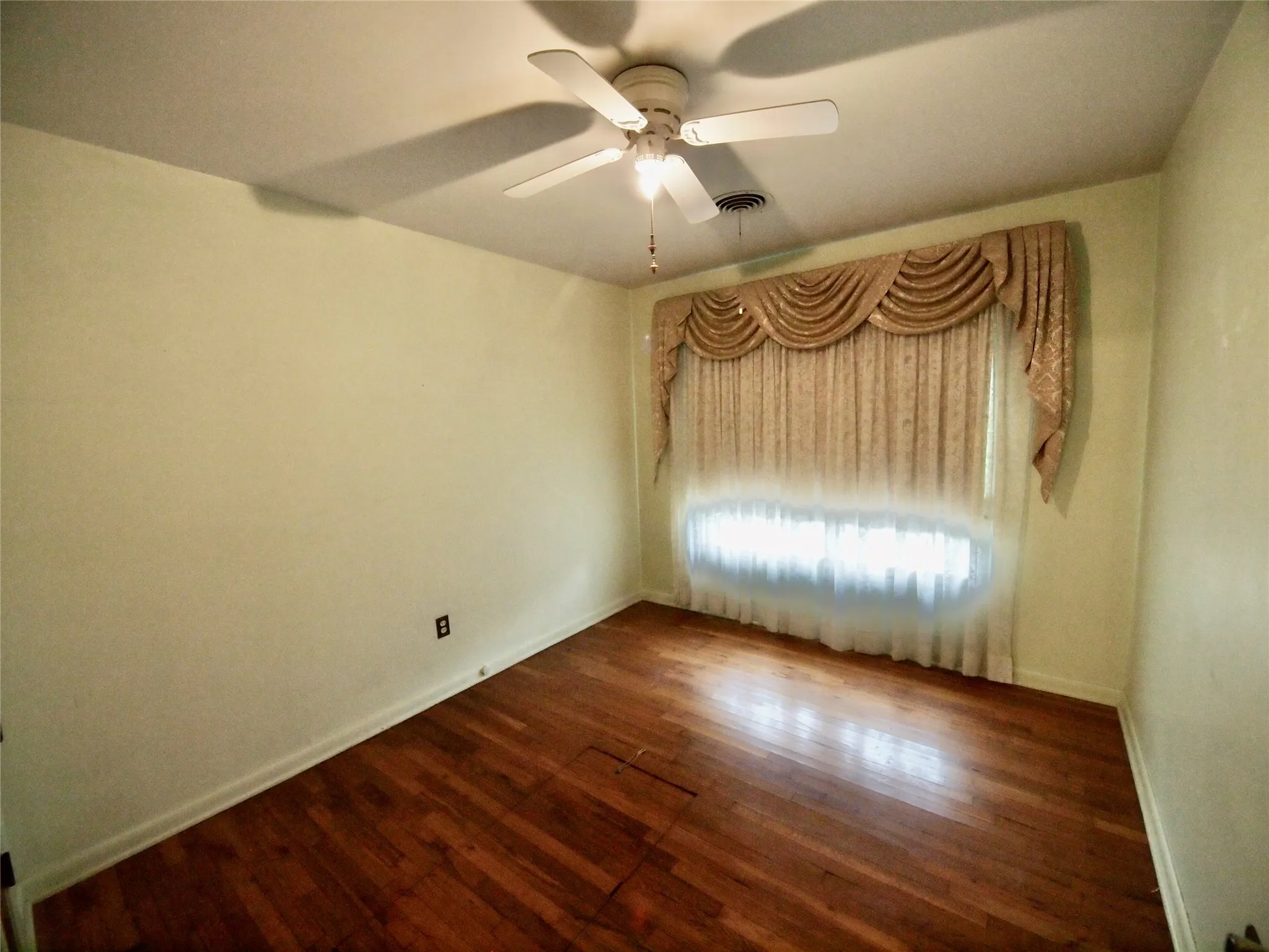 Single Family Residence For Sale in Young County , 804 Kentucky Street, Graham, Texas 76450, 3 Bedroom, 1 Bathroom, Garage spaces, 1,440 Sqft, built in 1960, mls#21274685, Real Estate Agent in Graham, Homes For Sale in Young county, Homes For Sale in Graham, Realtor in Graham Texas, Real Estate Brokerage Independent Realty Texas, Luminita Cordes Realtor