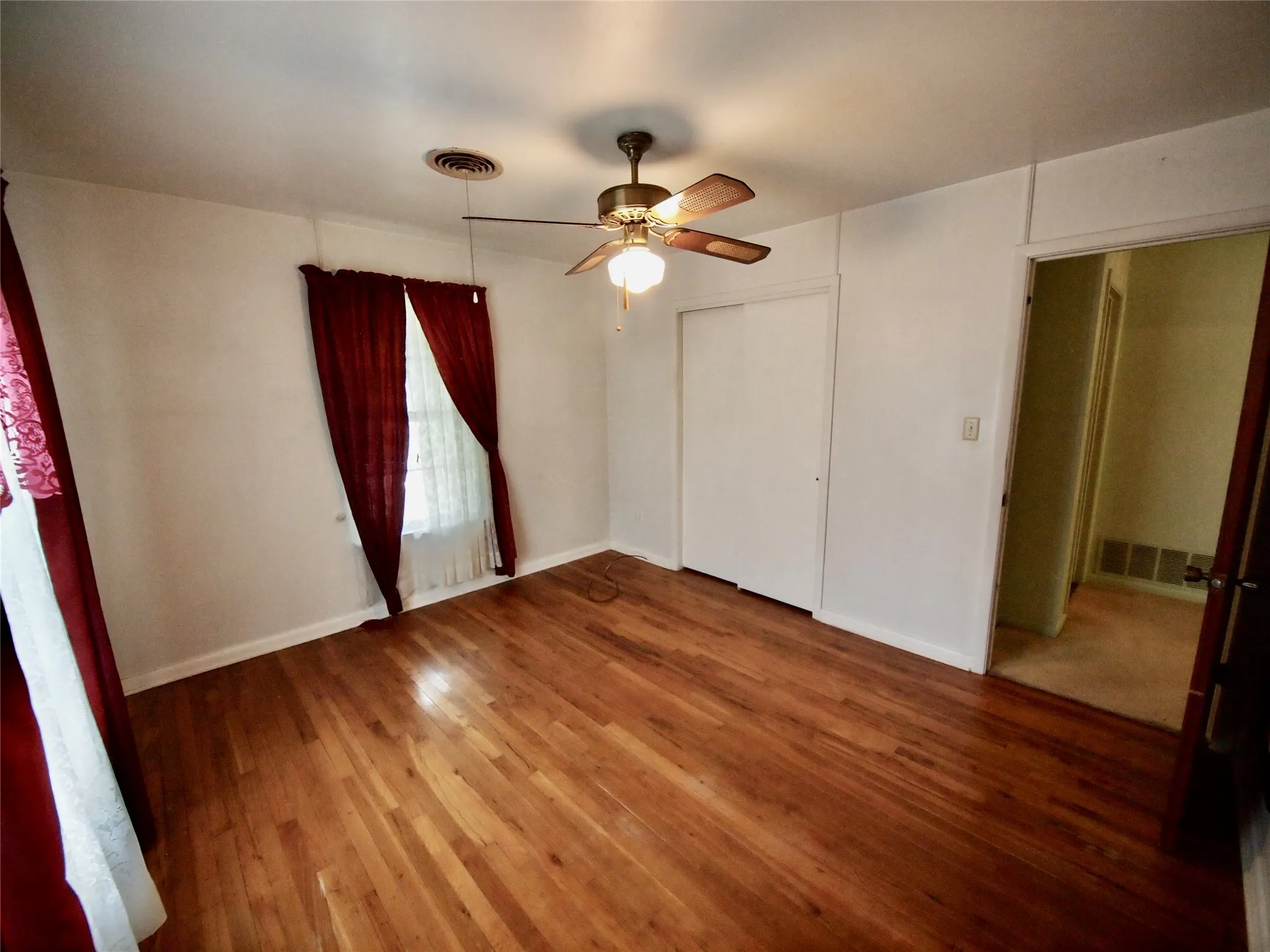 Single Family Residence For Sale in Young County , 804 Kentucky Street, Graham, Texas 76450, 3 Bedroom, 1 Bathroom, Garage spaces, 1,440 Sqft, built in 1960, mls#21274685, Real Estate Agent in Graham, Homes For Sale in Young county, Homes For Sale in Graham, Realtor in Graham Texas, Real Estate Brokerage Independent Realty Texas, Luminita Cordes Realtor