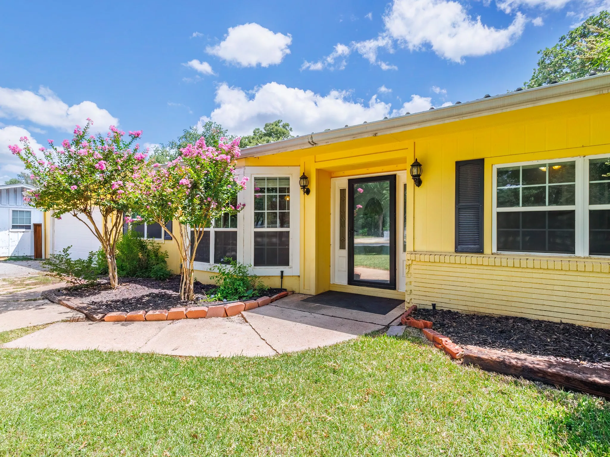 Single Family Residence For Sale in Brown County , 4002 Austin Avenue, Brownwood, Texas 76801, 3 Bedrooms, 2 Bathrooms, 4 Garage spaces, 2,117 Sqft, built in 1973, Price $245,000, mls#21274663, Real Estate Agent in Brownwood, Homes For Sale in Brown county, Homes For Sale in Brownwood, Realtor in Brownwood Texas, Real Estate Brokerage Independent Realty Texas, Luminita Cordes Realtor