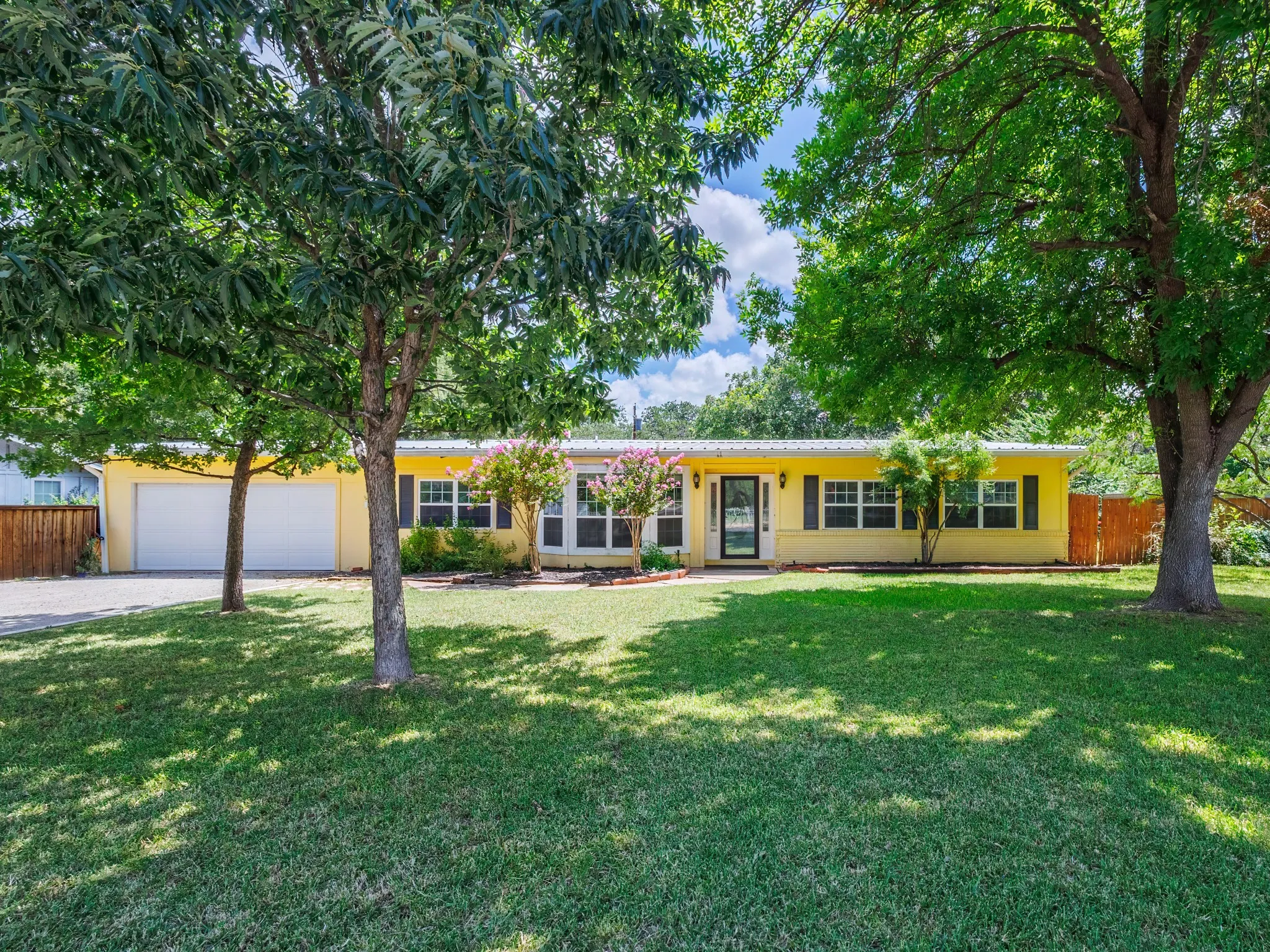 Single Family Residence For Sale in Brown County , 4002 Austin Avenue, Brownwood, Texas 76801, 3 Bedrooms, 2 Bathrooms, 4 Garage spaces, 2,117 Sqft, built in 1973, Price $245,000, mls#21274663, Real Estate Agent in Brownwood, Homes For Sale in Brown county, Homes For Sale in Brownwood, Realtor in Brownwood Texas, Real Estate Brokerage Independent Realty Texas, Luminita Cordes Realtor