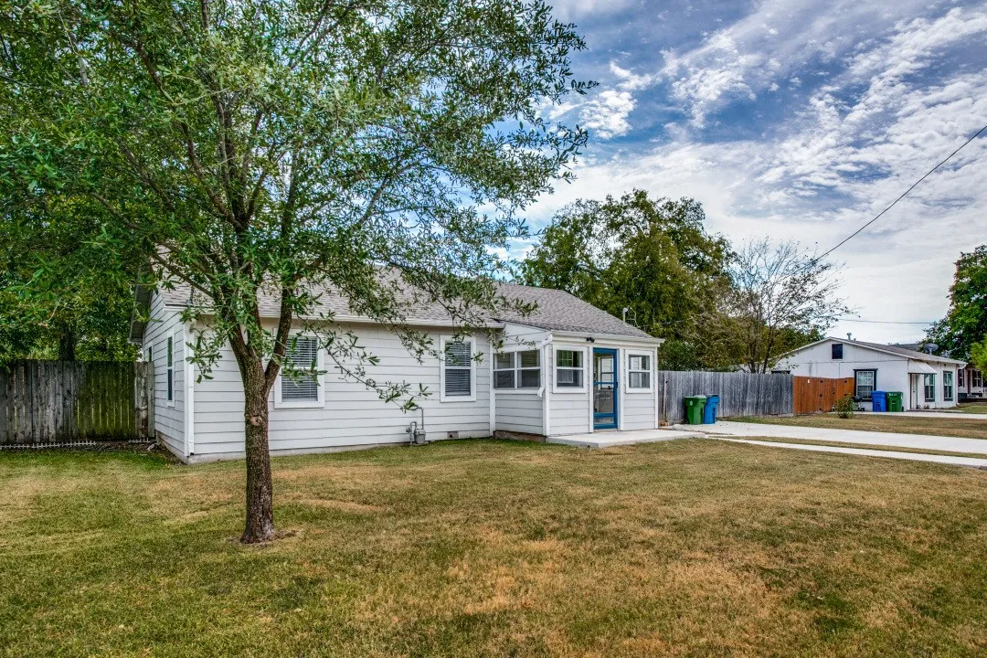 Single Family Residence For Rent in Denton County , 508 N Pine Street, Roanoke, Texas 76262, 3 Bedrooms, 1 Bathroom, Garage spaces, 920 Sqft, built in 1966, Price $2,100, mls#21274697, Real Estate Agent in Roanoke, Homes For Rent in Denton county, Homes For Rent in Roanoke, Realtor in Roanoke Texas, Real Estate Brokerage Independent Realty Texas, Luminita Cordes Realtor