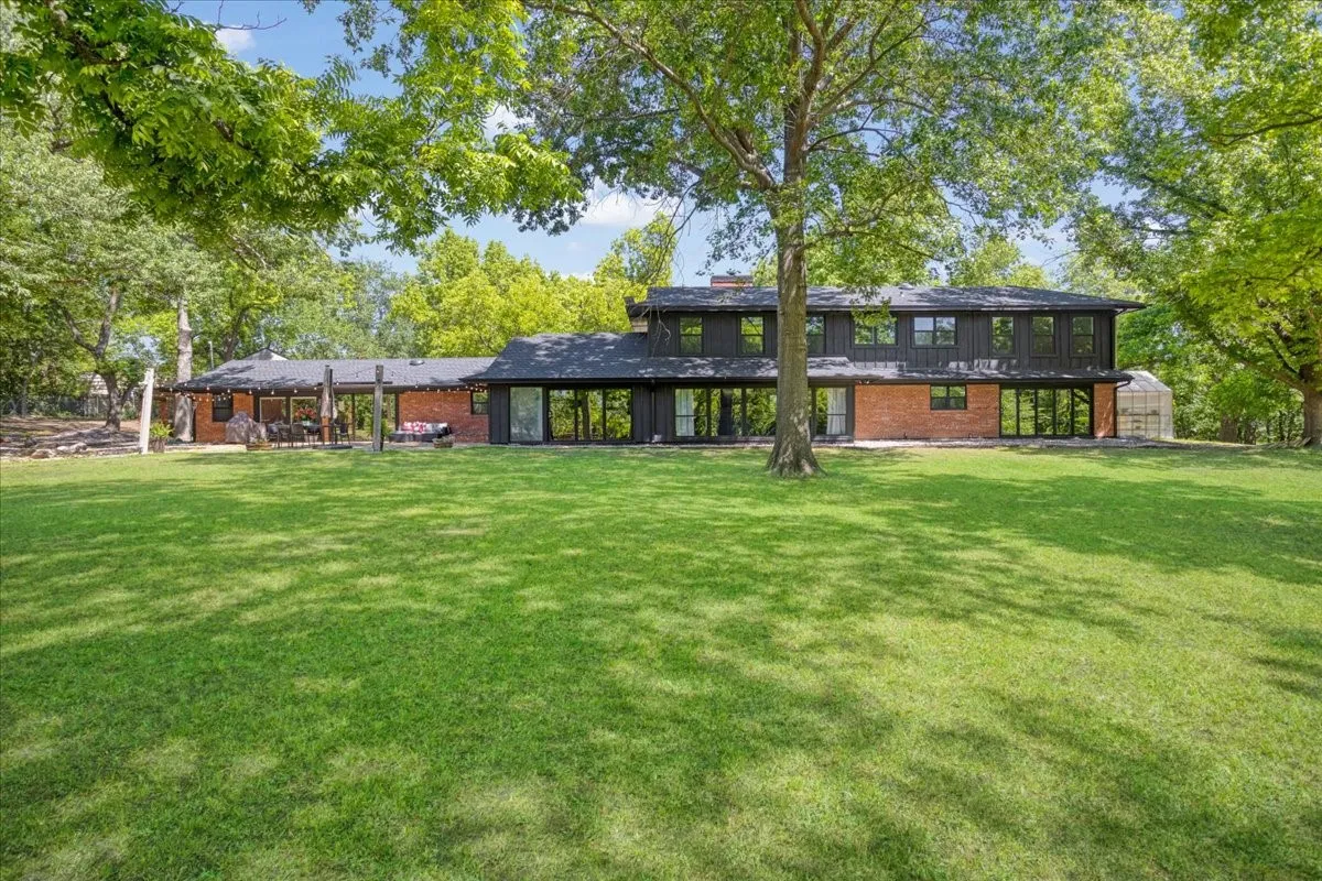 Single Family Residence For Sale in Grayson County , 1000 Yorkshire Drive, Sherman, Texas 75092, 4 Bedroom, 5 Bathroom, 5 Garage spaces, 4,299 Sqft, built in 1950, mls#21273564, Real Estate Agent in Sherman, Homes For Sale in Grayson county, Homes For Sale in Sherman, Realtor in Sherman Texas, Real Estate Brokerage Independent Realty Texas, Luminita Cordes Realtor