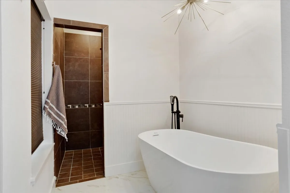 Single Family Residence For Sale in Grayson County , 1000 Yorkshire Drive, Sherman, Texas 75092, 4 Bedroom, 5 Bathroom, 5 Garage spaces, 4,299 Sqft, built in 1950, mls#21273564, Real Estate Agent in Sherman, Homes For Sale in Grayson county, Homes For Sale in Sherman, Realtor in Sherman Texas, Real Estate Brokerage Independent Realty Texas, Luminita Cordes Realtor