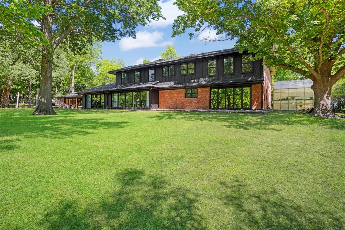 Single Family Residence For Sale in Grayson County , 1000 Yorkshire Drive, Sherman, Texas 75092, 4 Bedroom, 5 Bathroom, 5 Garage spaces, 4,299 Sqft, built in 1950, mls#21273564, Real Estate Agent in Sherman, Homes For Sale in Grayson county, Homes For Sale in Sherman, Realtor in Sherman Texas, Real Estate Brokerage Independent Realty Texas, Luminita Cordes Realtor