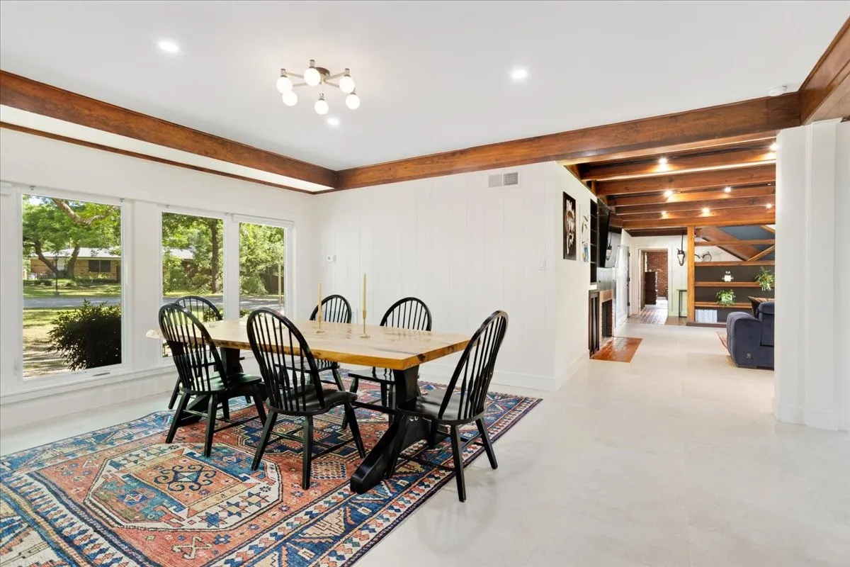 Single Family Residence For Sale in Grayson County , 1000 Yorkshire Drive, Sherman, Texas 75092, 4 Bedroom, 5 Bathroom, 5 Garage spaces, 4,299 Sqft, built in 1950, mls#21273564, Real Estate Agent in Sherman, Homes For Sale in Grayson county, Homes For Sale in Sherman, Realtor in Sherman Texas, Real Estate Brokerage Independent Realty Texas, Luminita Cordes Realtor