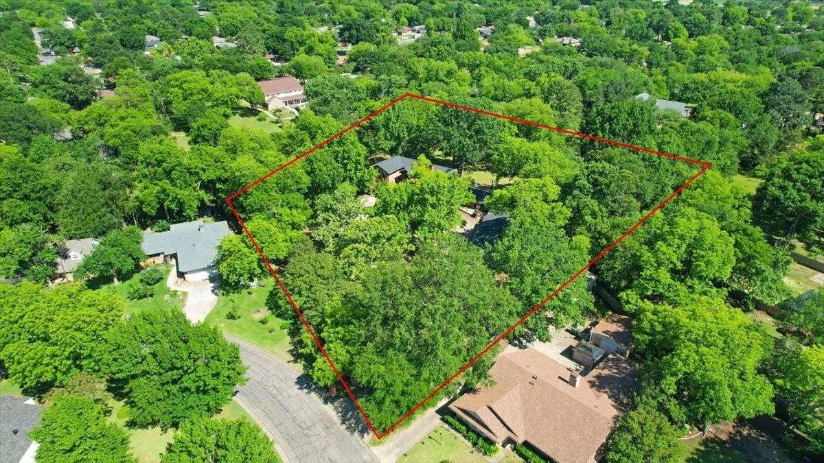 Single Family Residence For Sale in Grayson County , 1000 Yorkshire Drive, Sherman, Texas 75092, 4 Bedroom, 5 Bathroom, 5 Garage spaces, 4,299 Sqft, built in 1950, mls#21273564, Real Estate Agent in Sherman, Homes For Sale in Grayson county, Homes For Sale in Sherman, Realtor in Sherman Texas, Real Estate Brokerage Independent Realty Texas, Luminita Cordes Realtor
