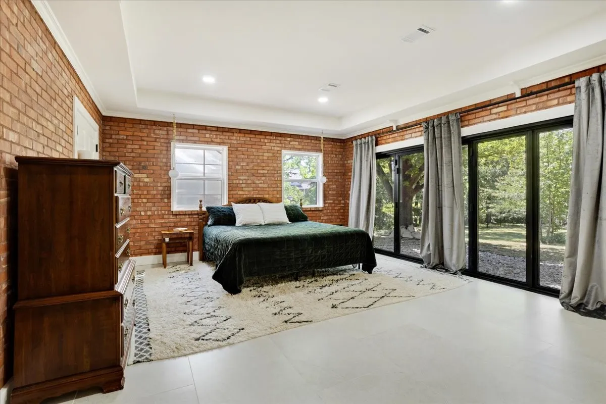 Single Family Residence For Sale in Grayson County , 1000 Yorkshire Drive, Sherman, Texas 75092, 4 Bedroom, 5 Bathroom, 5 Garage spaces, 4,299 Sqft, built in 1950, mls#21273564, Real Estate Agent in Sherman, Homes For Sale in Grayson county, Homes For Sale in Sherman, Realtor in Sherman Texas, Real Estate Brokerage Independent Realty Texas, Luminita Cordes Realtor