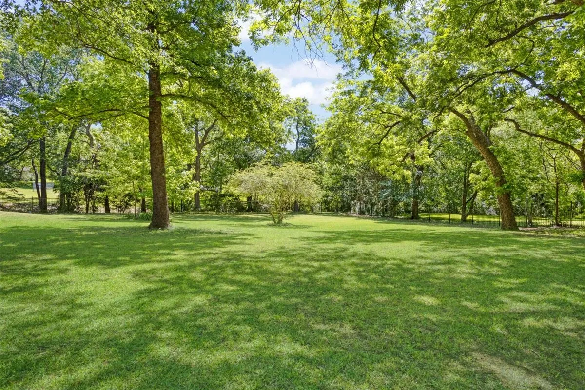 Single Family Residence For Sale in Grayson County , 1000 Yorkshire Drive, Sherman, Texas 75092, 4 Bedroom, 5 Bathroom, 5 Garage spaces, 4,299 Sqft, built in 1950, mls#21273564, Real Estate Agent in Sherman, Homes For Sale in Grayson county, Homes For Sale in Sherman, Realtor in Sherman Texas, Real Estate Brokerage Independent Realty Texas, Luminita Cordes Realtor