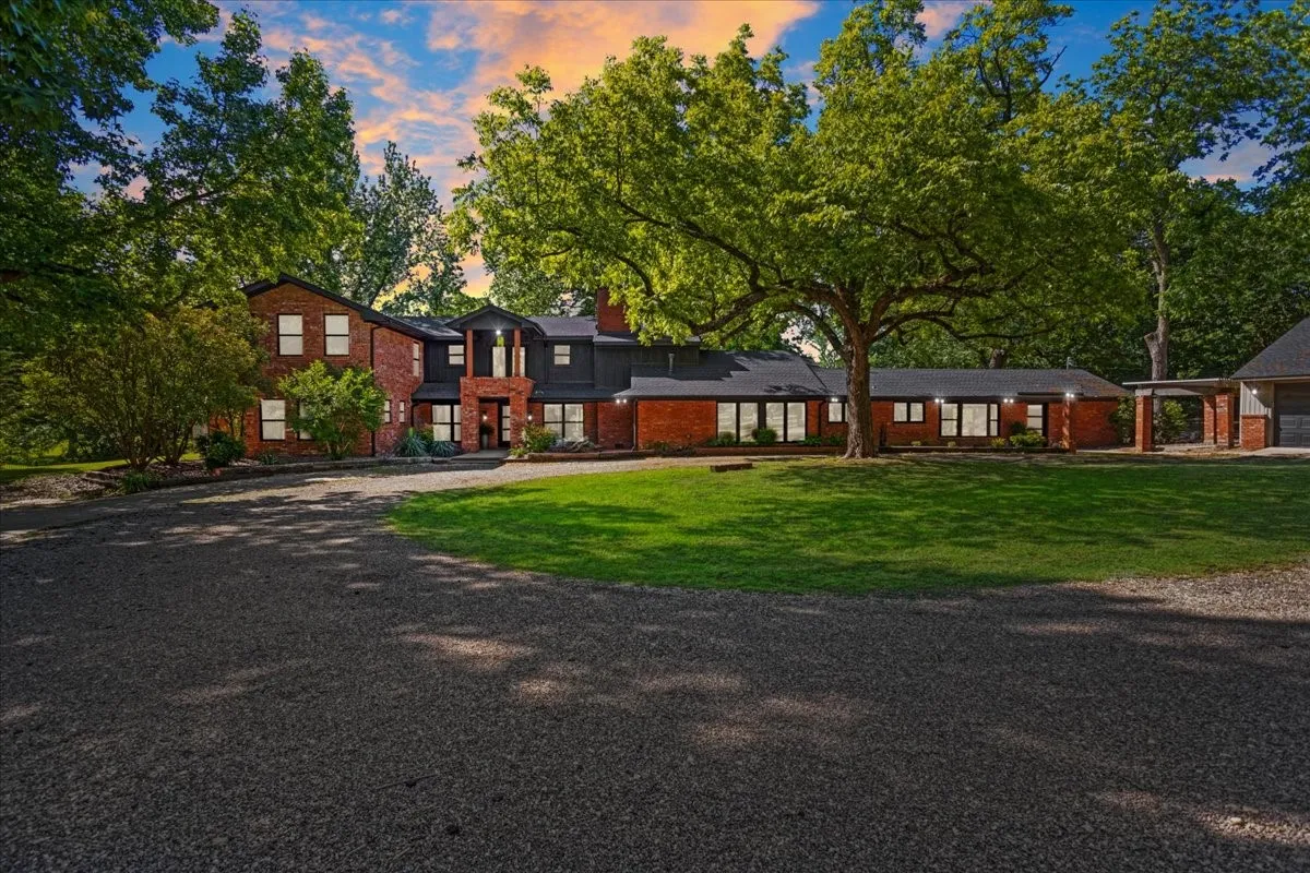 Single Family Residence For Sale in Grayson County , 1000 Yorkshire Drive, Sherman, Texas 75092, 4 Bedroom, 5 Bathroom, 5 Garage spaces, 4,299 Sqft, built in 1950, mls#21273564, Real Estate Agent in Sherman, Homes For Sale in Grayson county, Homes For Sale in Sherman, Realtor in Sherman Texas, Real Estate Brokerage Independent Realty Texas, Luminita Cordes Realtor
